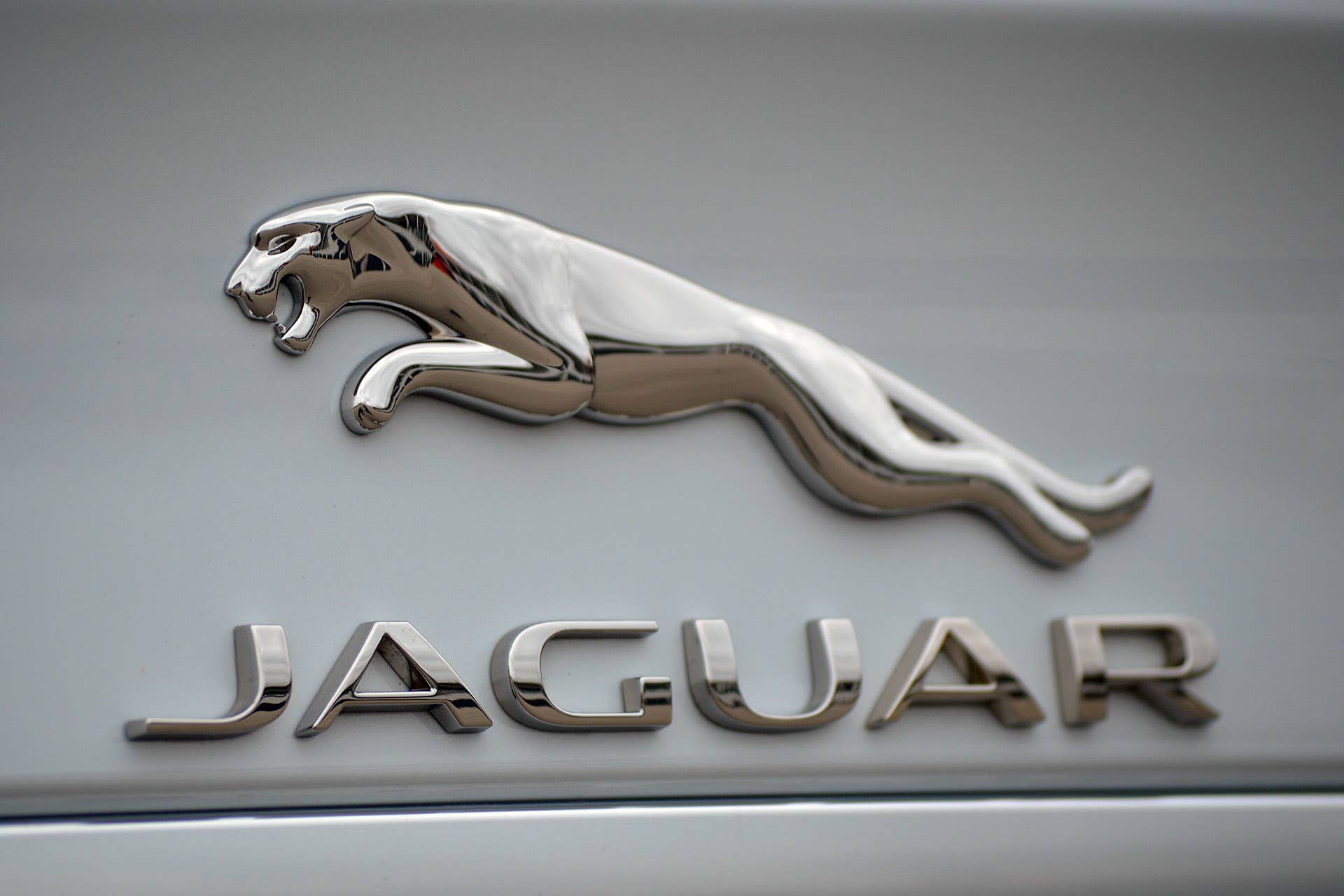 2016 Jaguar XF badge