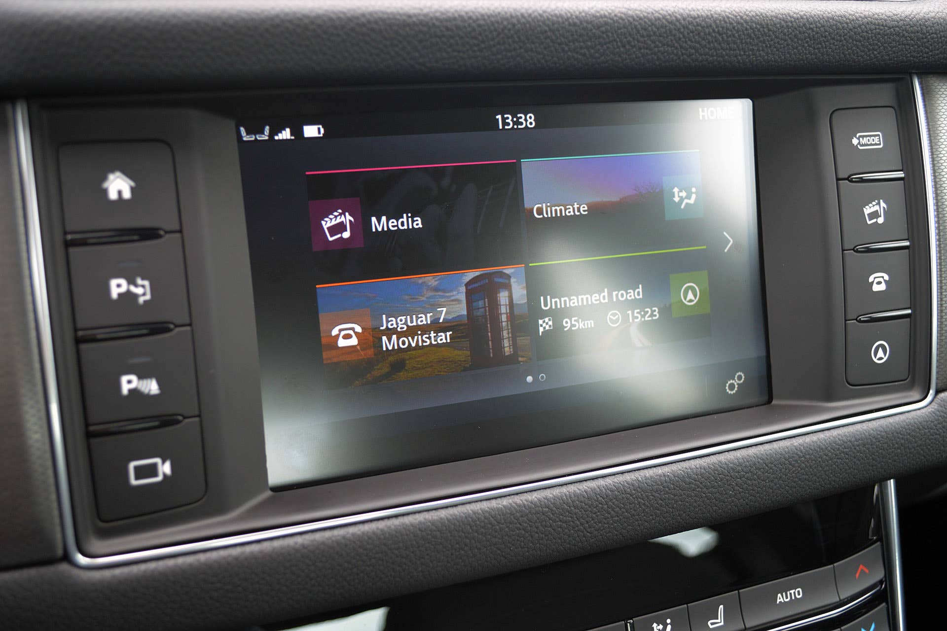 2016 Jaguar XF infotainment system