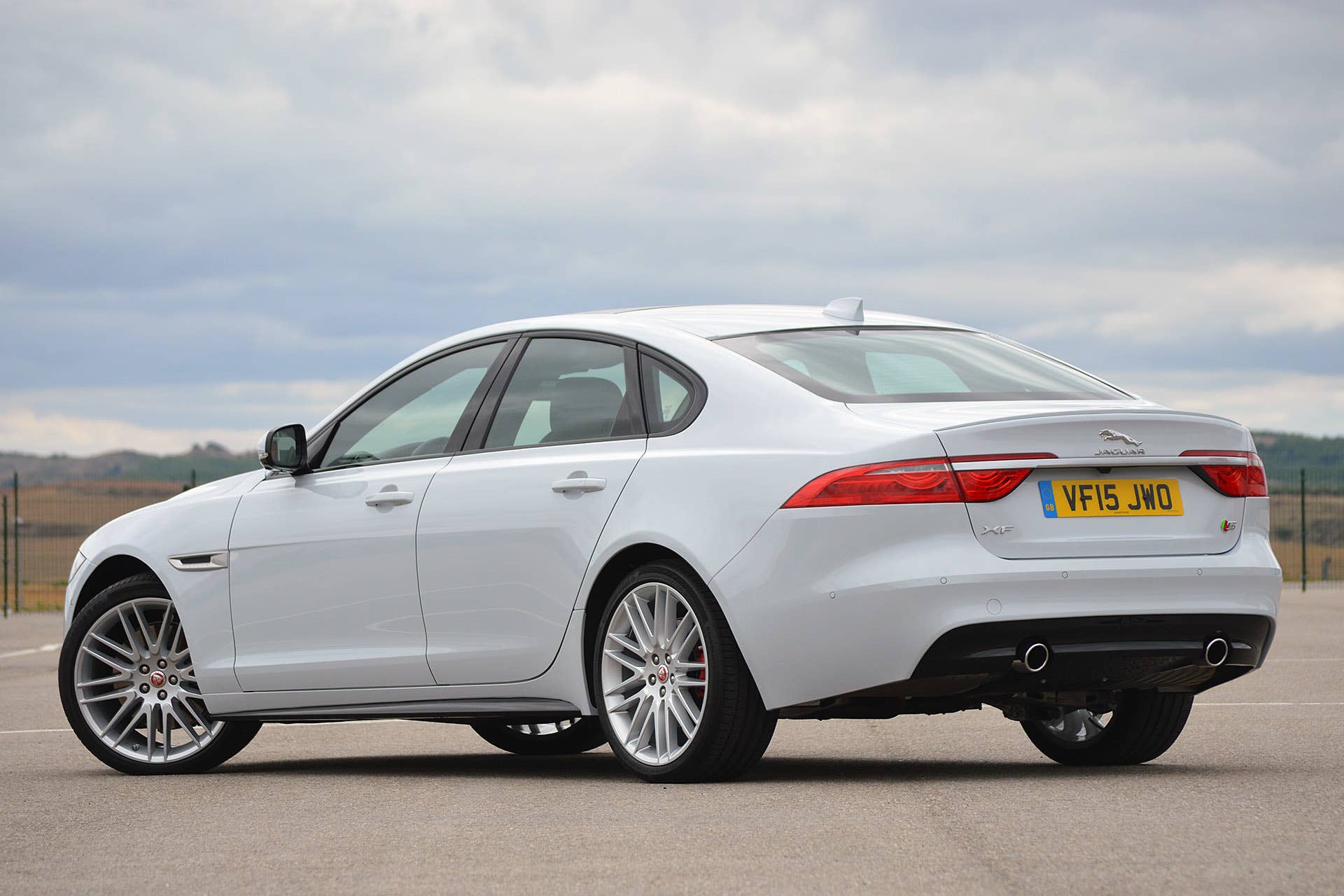 2016 Jaguar XF rear 3/4 view