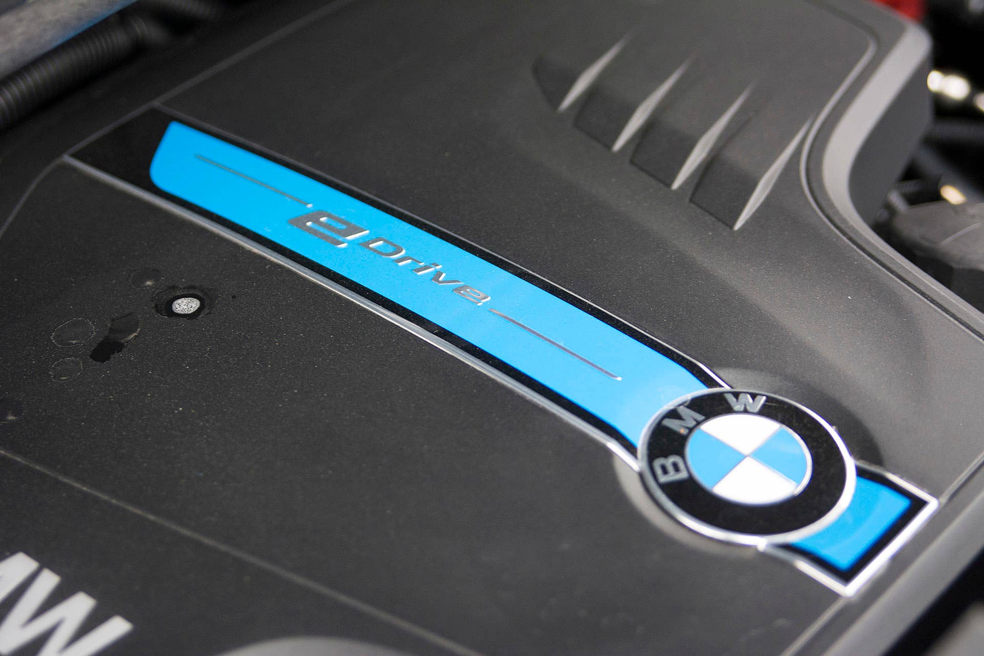2016 BMW X5 xDrive40e engine detail