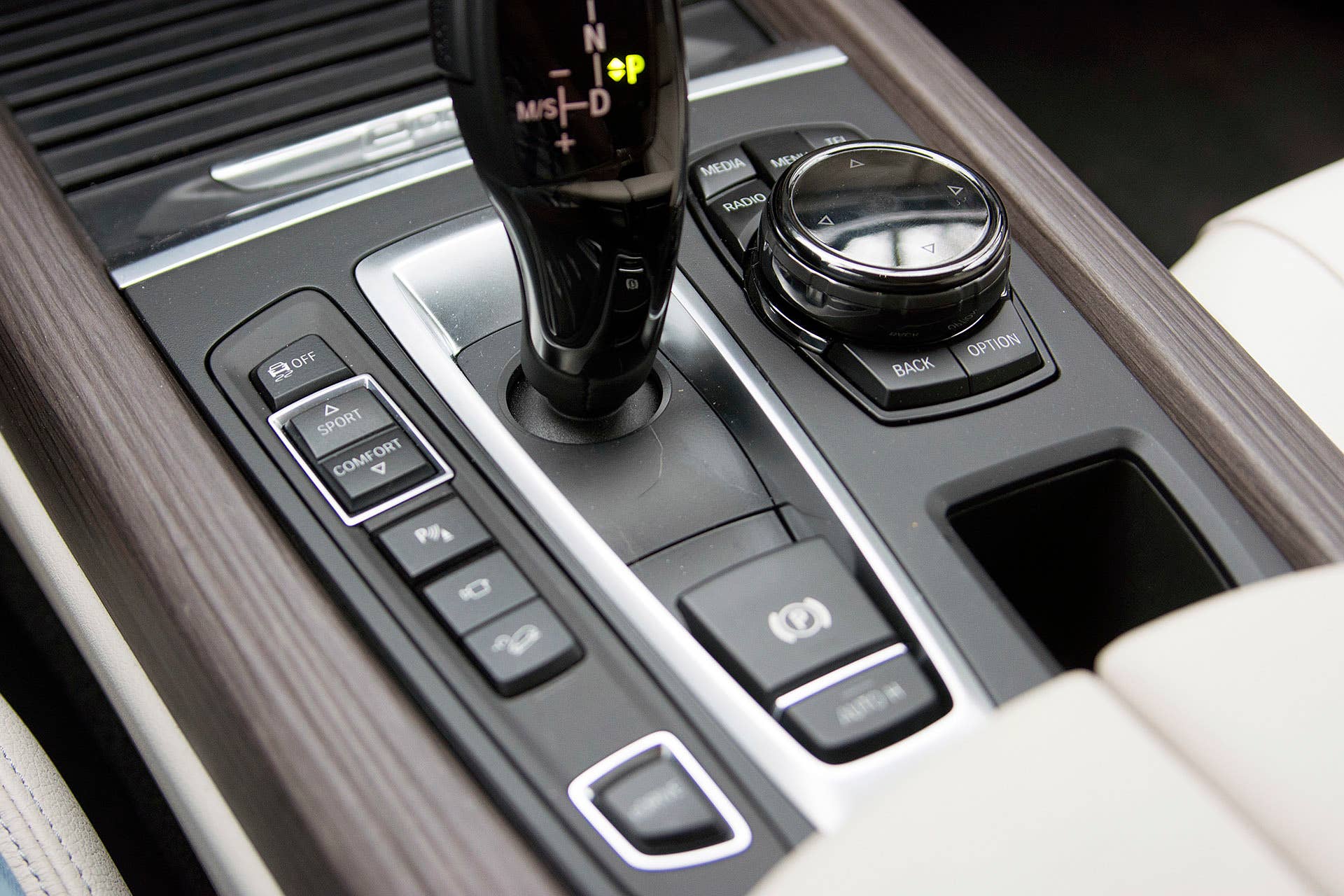 2016 BMW X5 xDrive40e center console