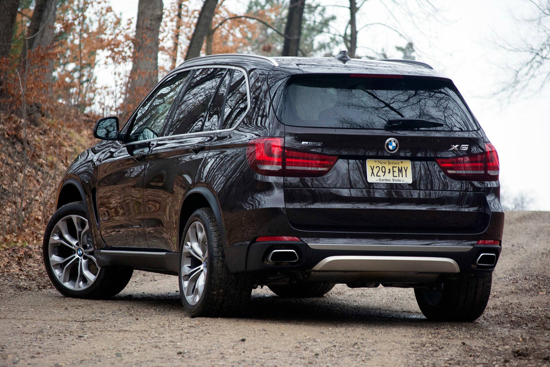 2016 BMW X5 xDrive40e rear 3/4 view