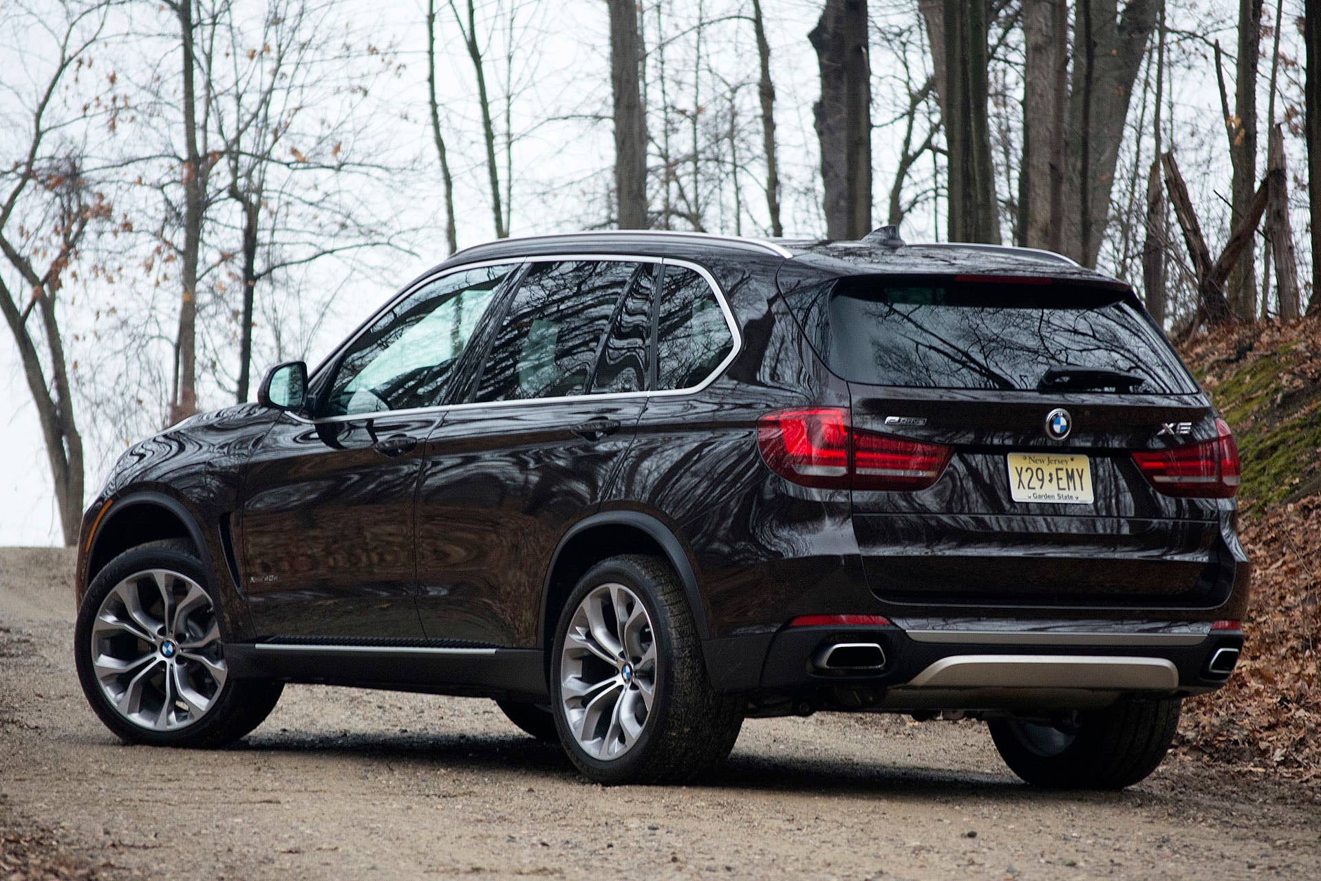 2016 BMW X5 xDrive40e rear 3/4 view