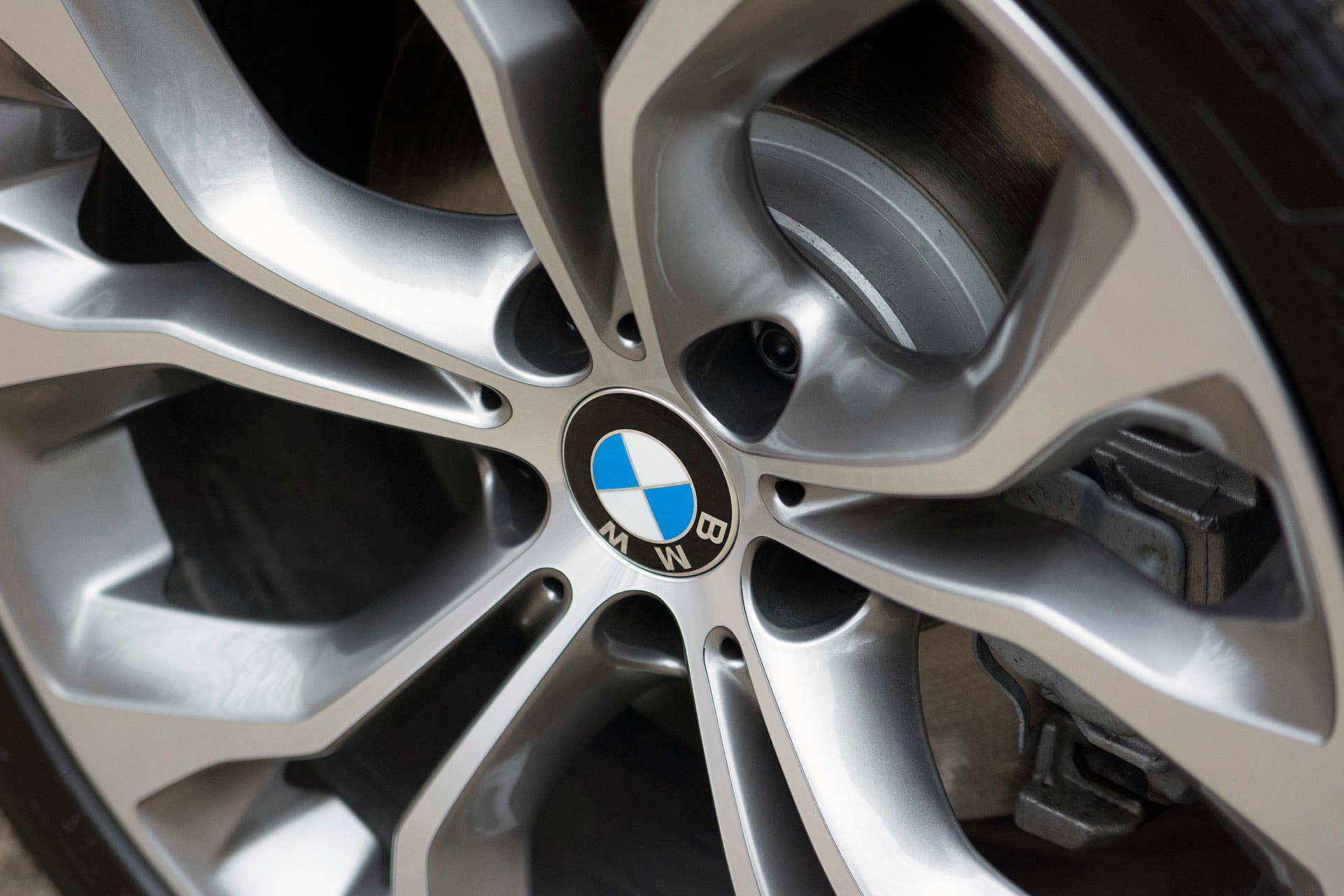 2016 BMW X5 xDrive40e wheel detail