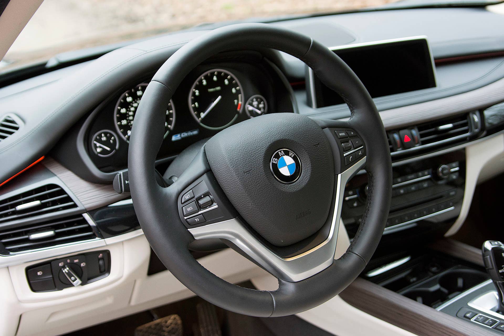 2016 BMW X5 xDrive40e steering wheel