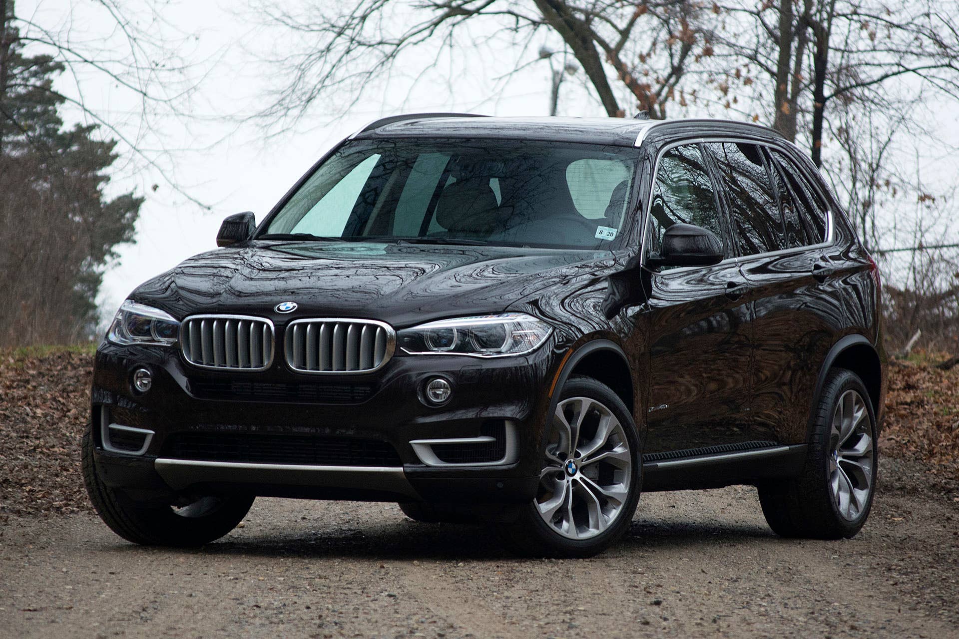 2016 BMW X5 xDrive40e front 3/4 view