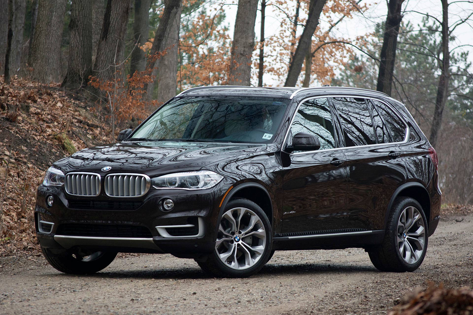 2016 BMW X5 xDrive40e front 3/4 view
