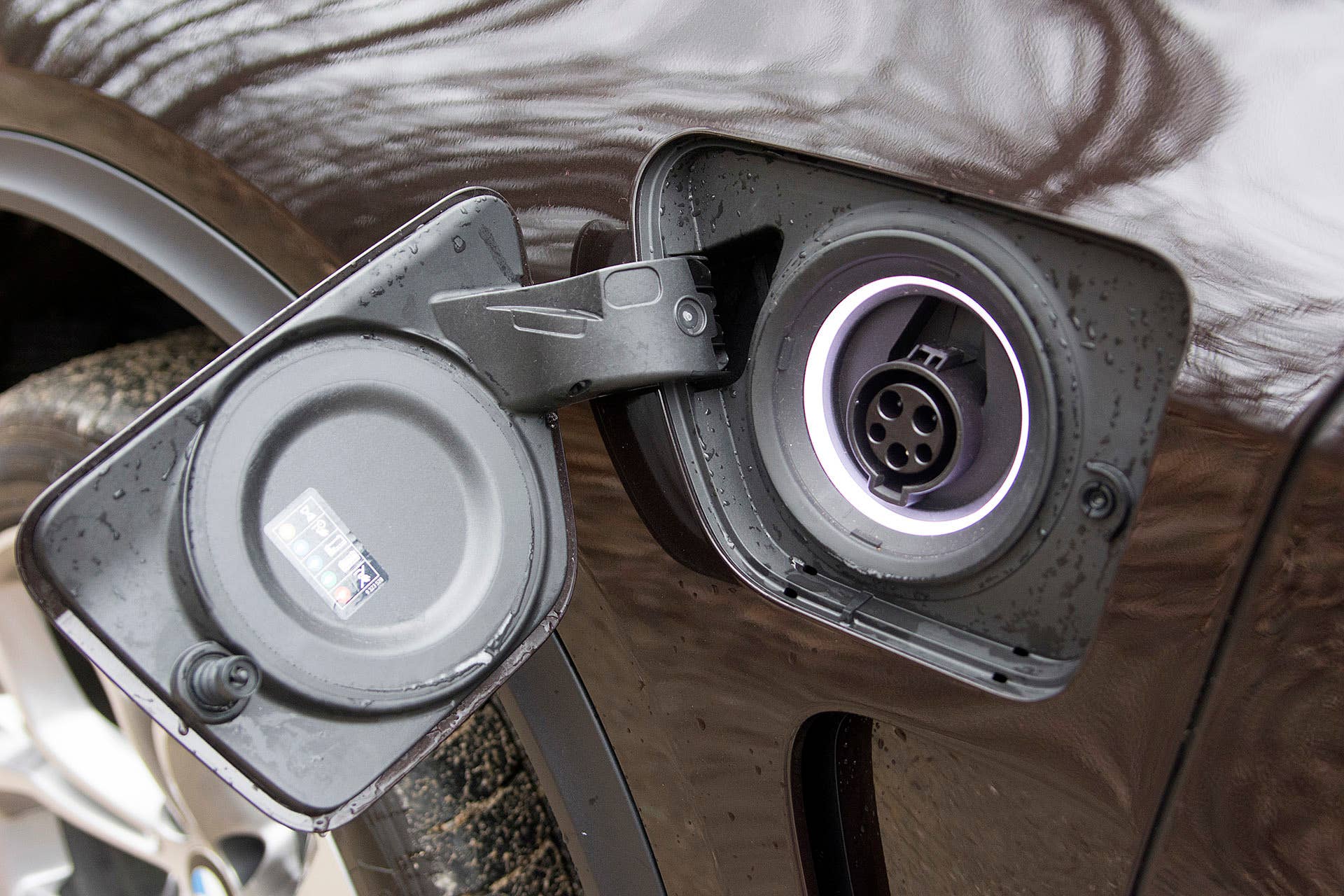 2016 BMW X5 xDrive40e charging port