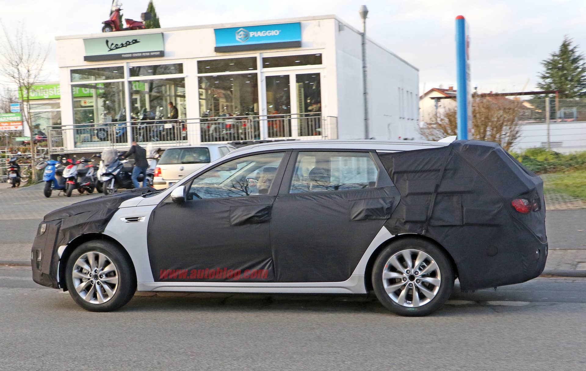 Kia Sportswagon prototype caught by spy photographers, side view.