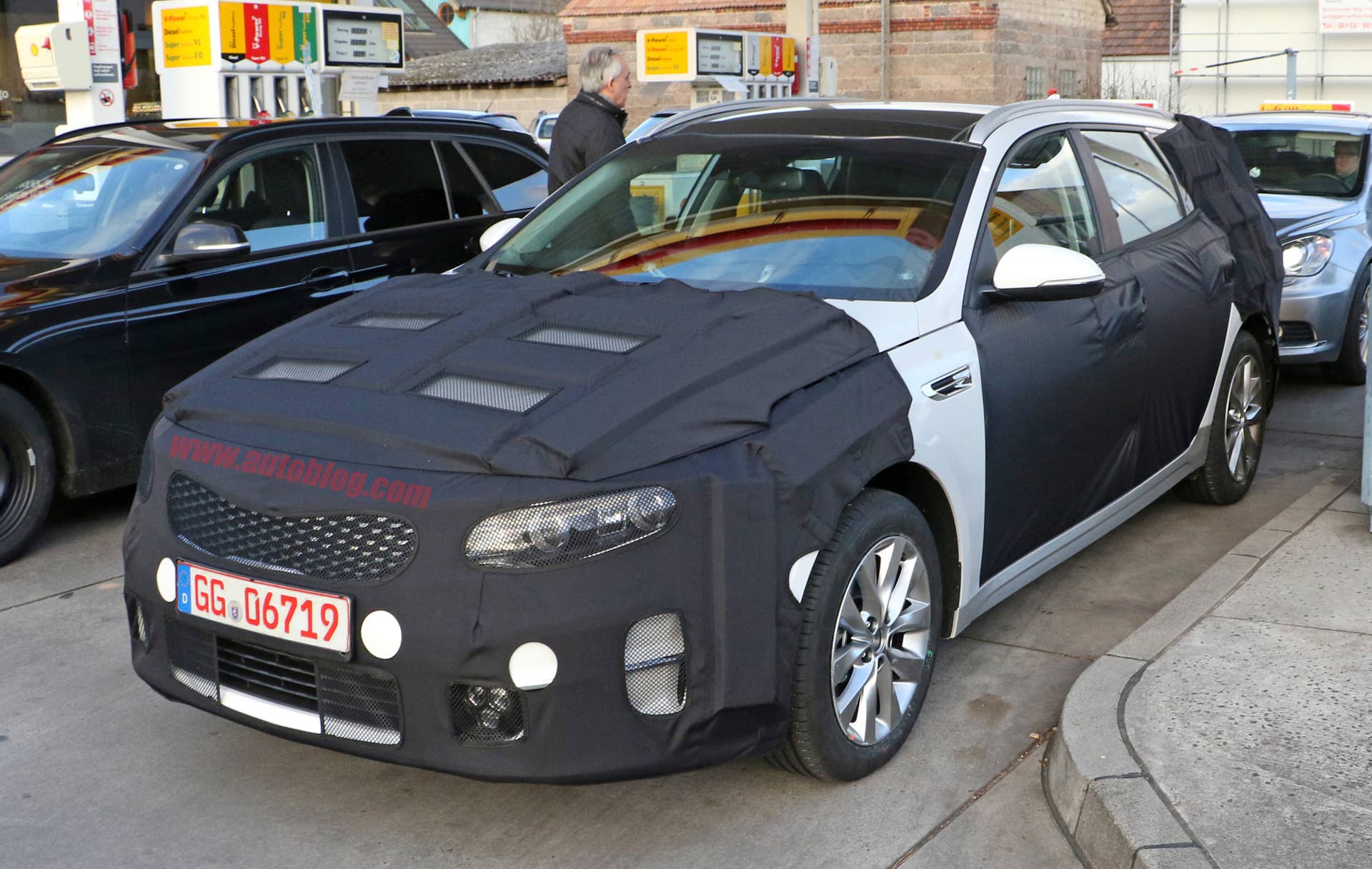 Kia Sportswagon prototype caught by spy photographers, front three-quarter.