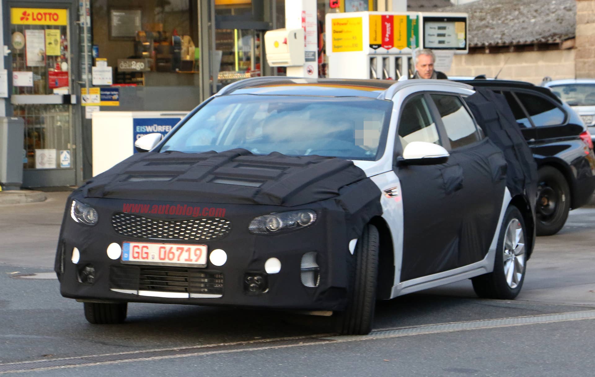 Kia Sportswagon prototype caught by spy photographers, front.