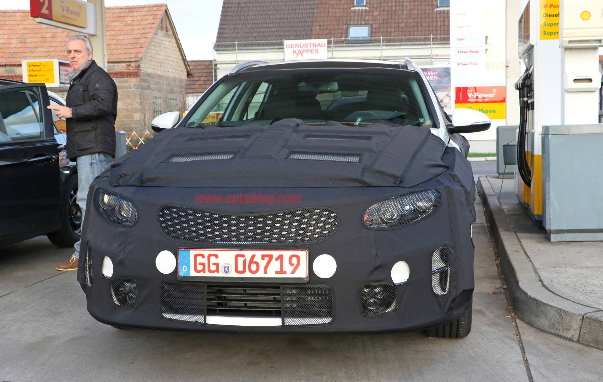 Kia Sportswagon prototype caught by spy photographers, front close-up.