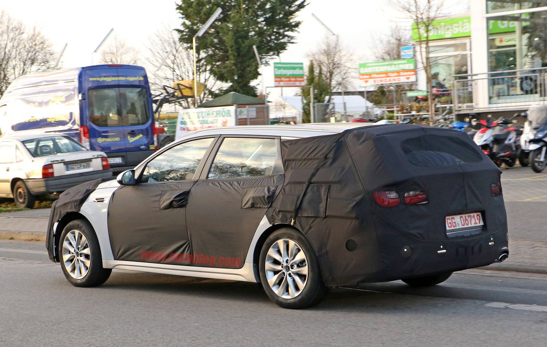 Kia Sportswagon prototype caught by spy photographers, rear three-quarter dynamic.