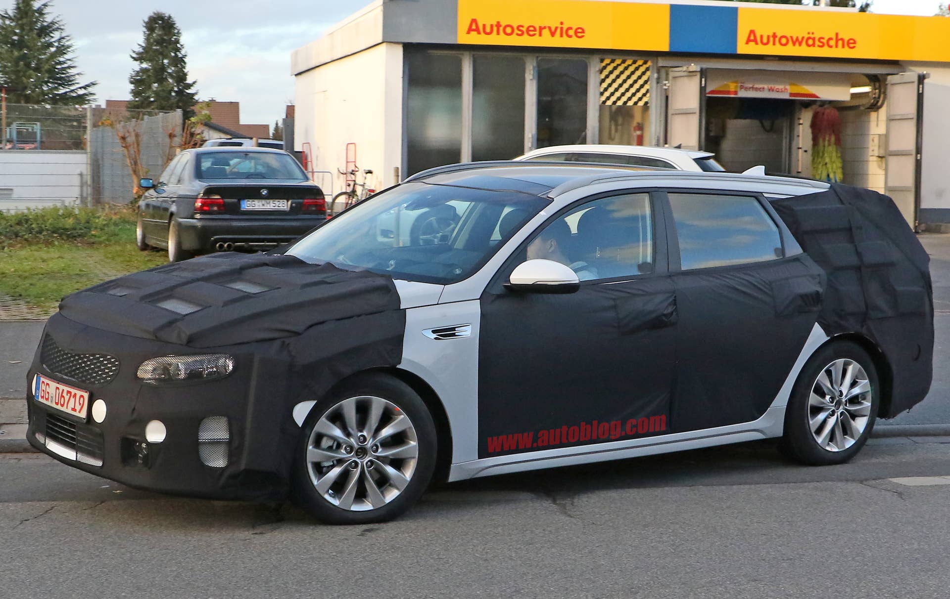 Kia Sportswagon prototype caught by spy photographers, front three-quarter.