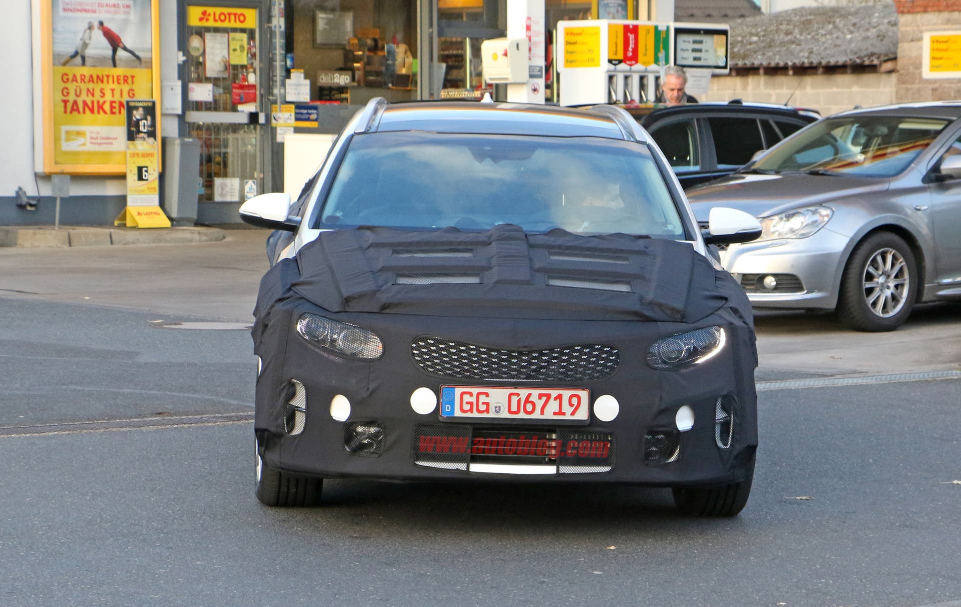 Kia Sportswagon prototype caught by spy photographers, front view.