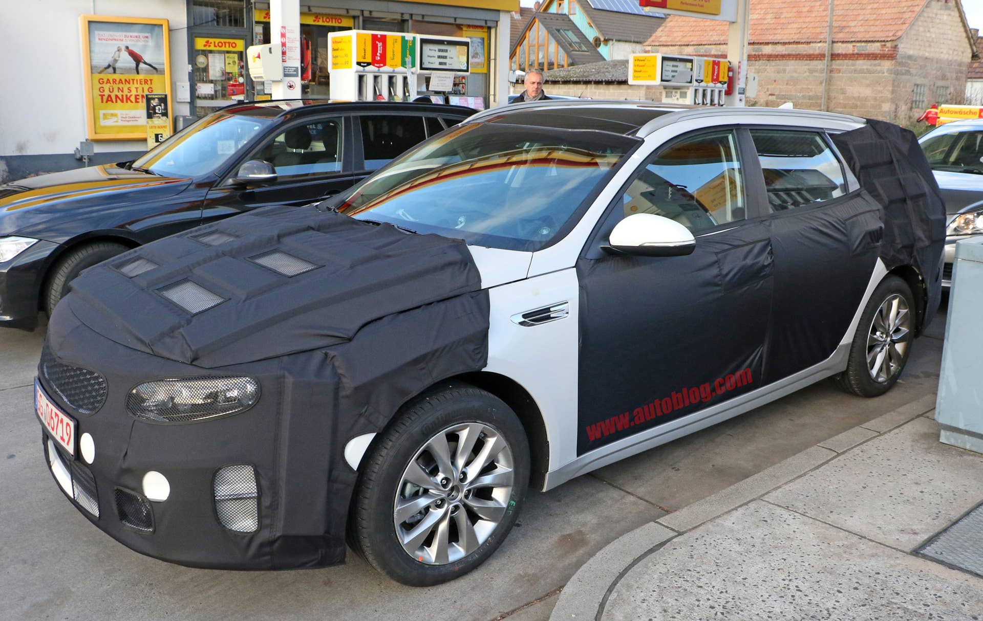 Kia Sportswagon prototype caught by spy photographers, front three-quarter showing fender vent.