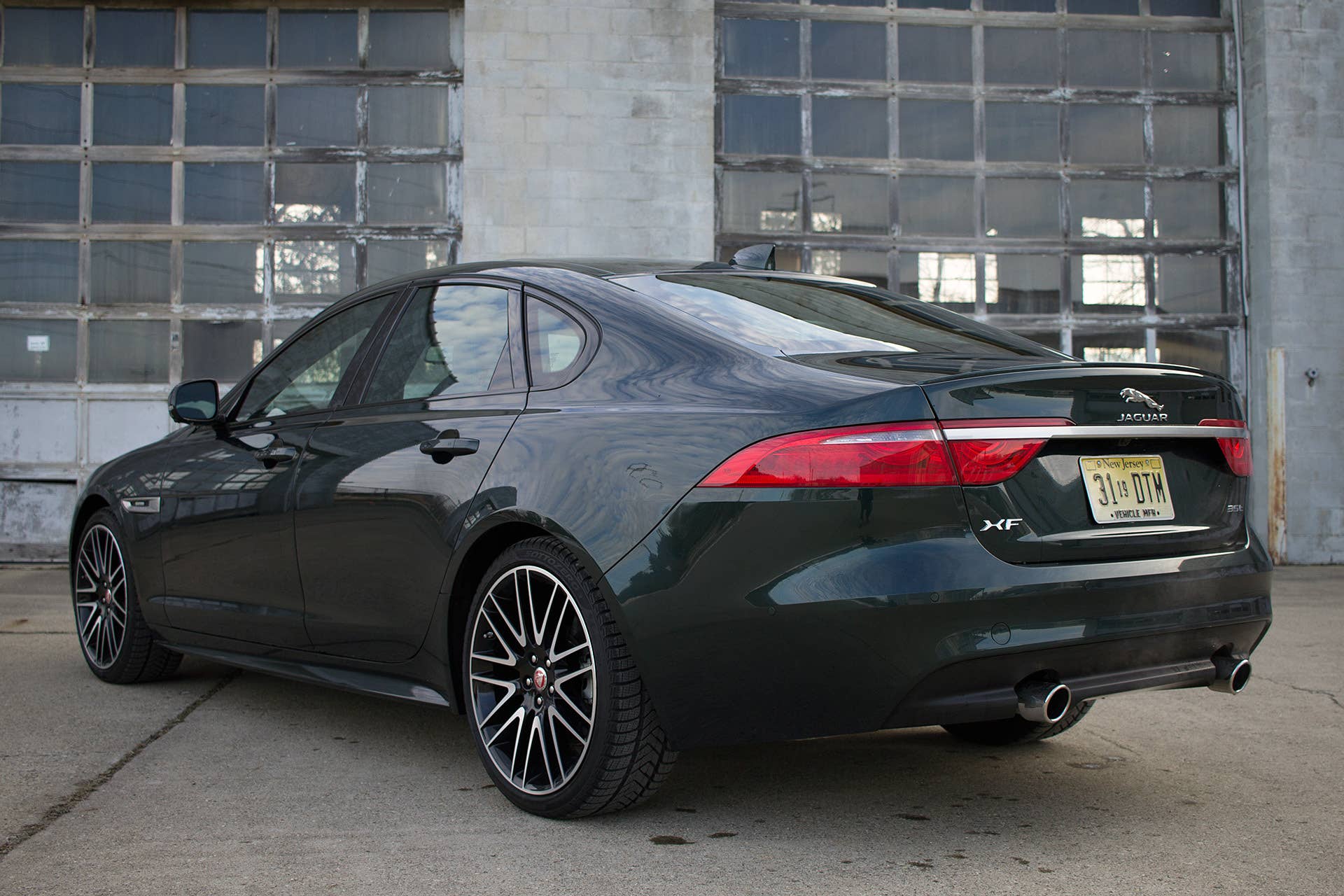 2016 Jaguar XF rear 3/4 view