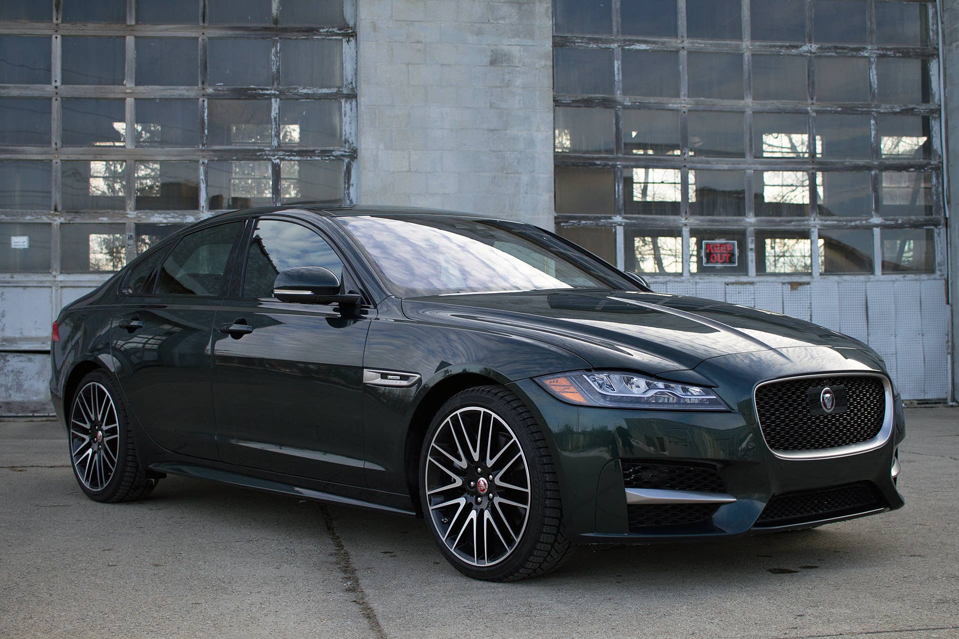 2016 Jaguar XF front 3/4 view