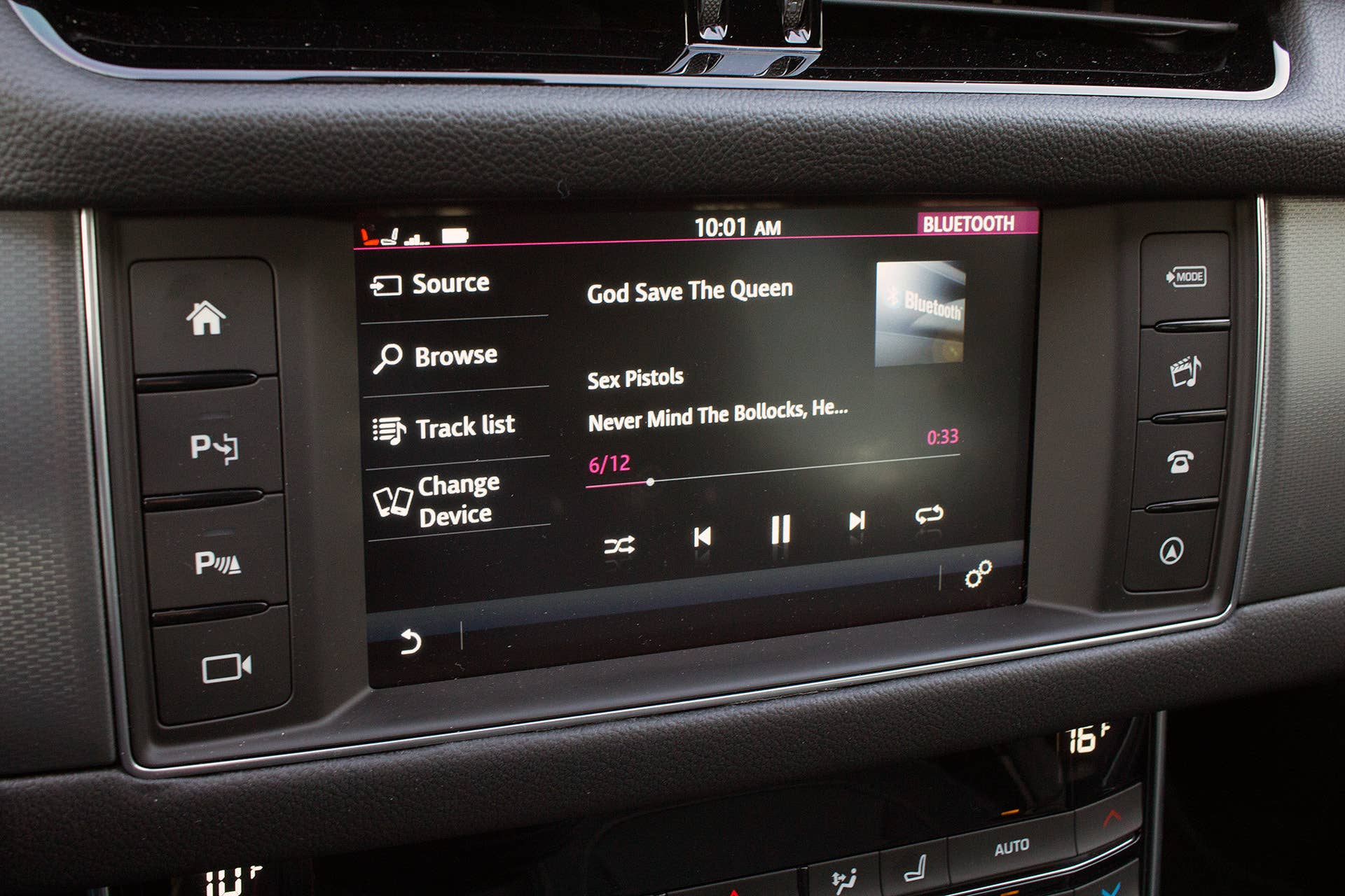 2016 Jaguar XF infotainment system