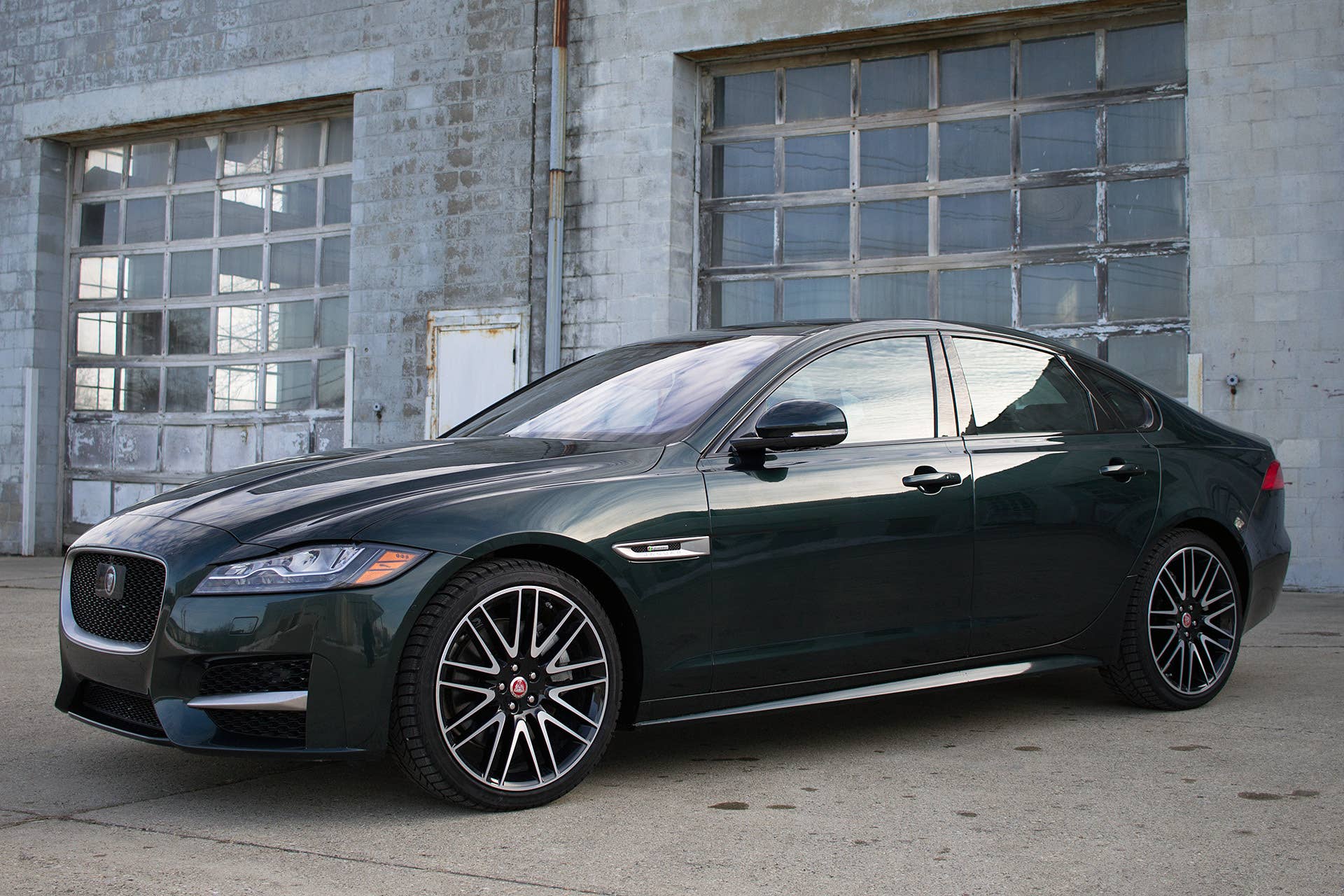 2016 Jaguar XF front 3/4 view