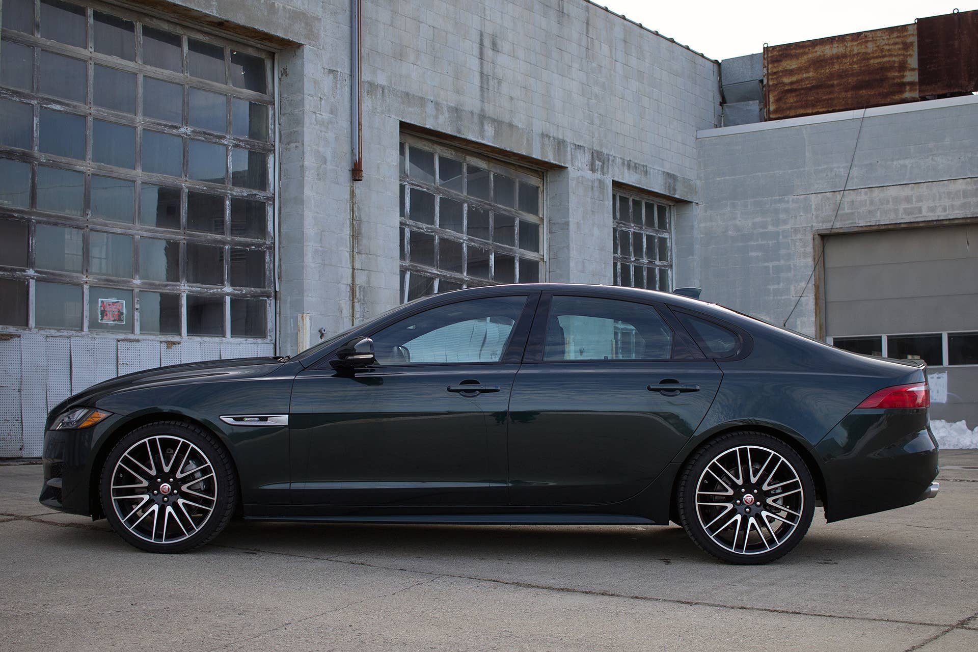 2016 Jaguar XF side view
