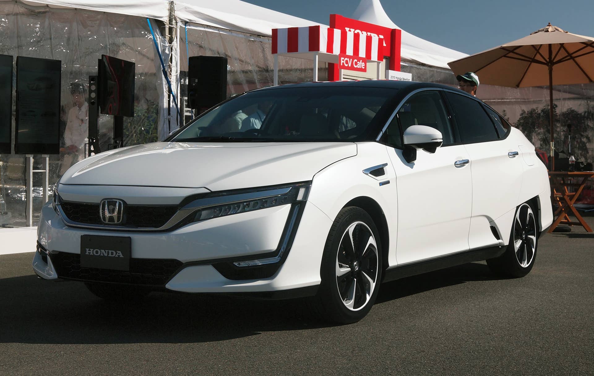 Honda FCEV hydrogen fuel cell electric vehicle front 3/4
