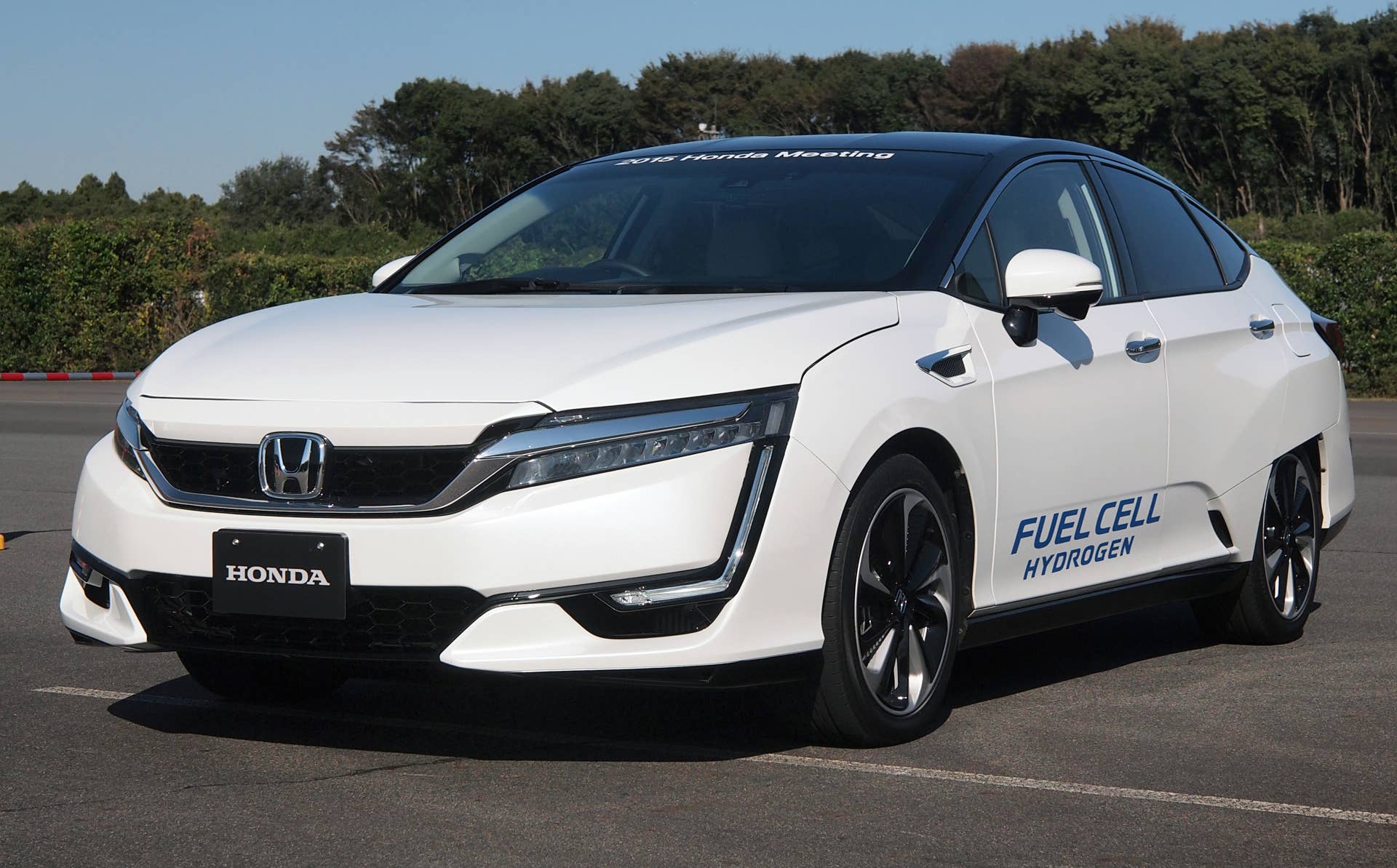Honda FCEV hydrogen fuel cell electric vehicle front 3/4