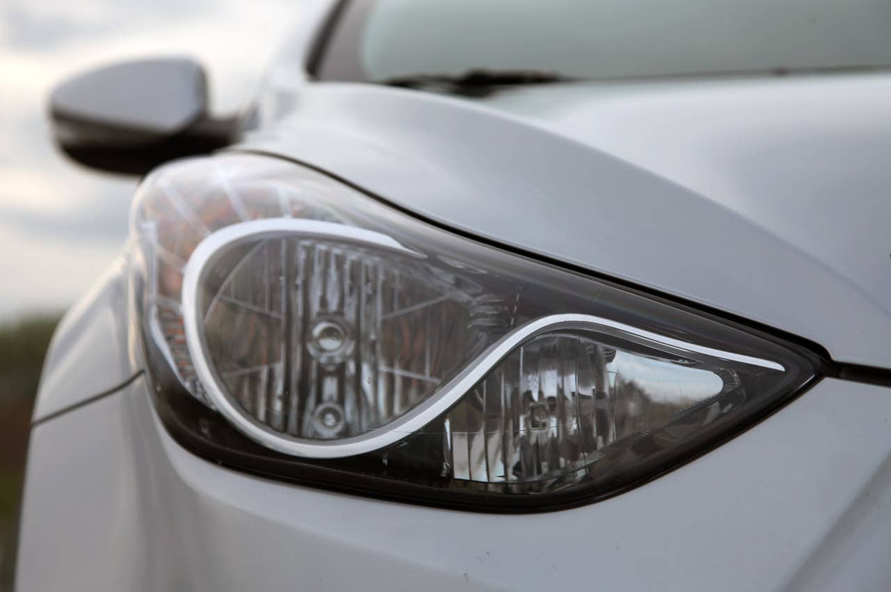 2011 Hyundai Elantra headlight