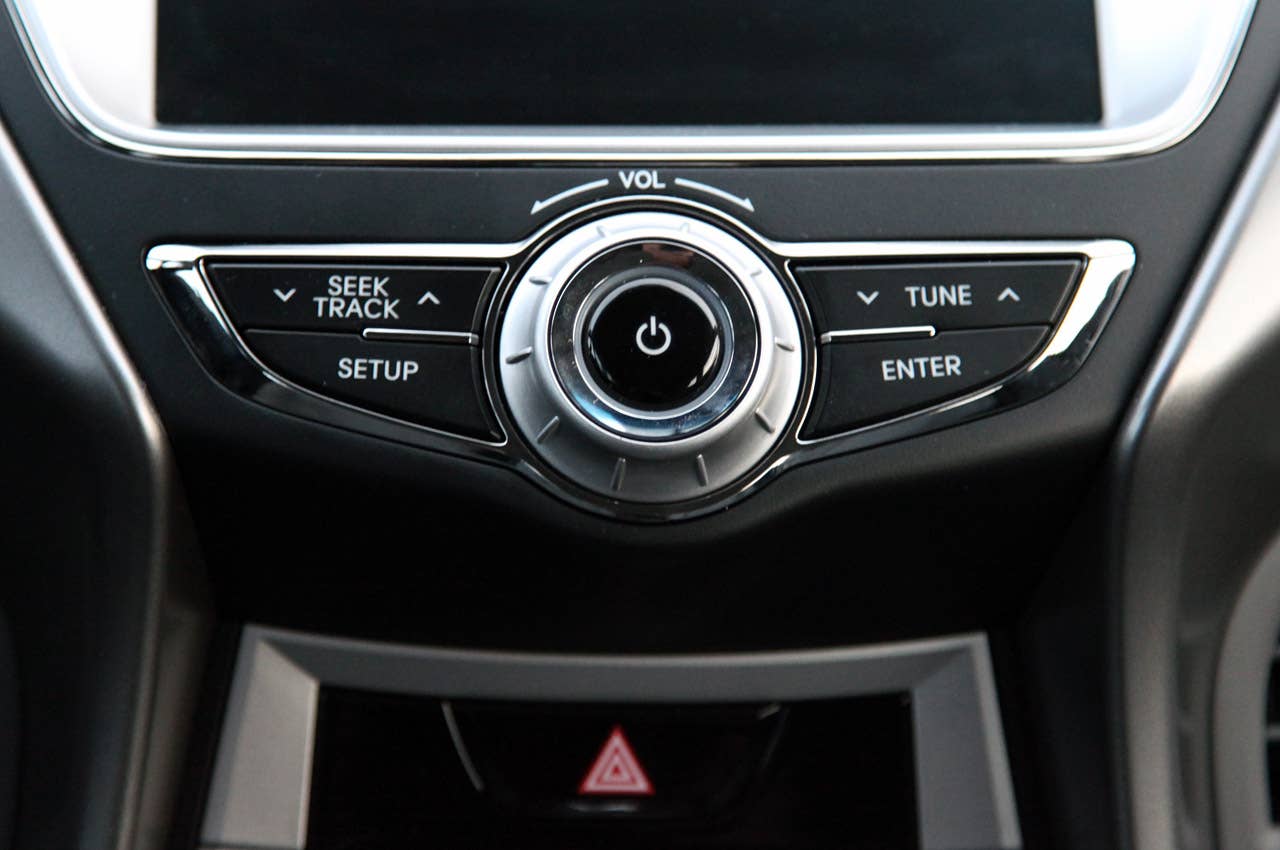 2011 Hyundai Elantra audio controls