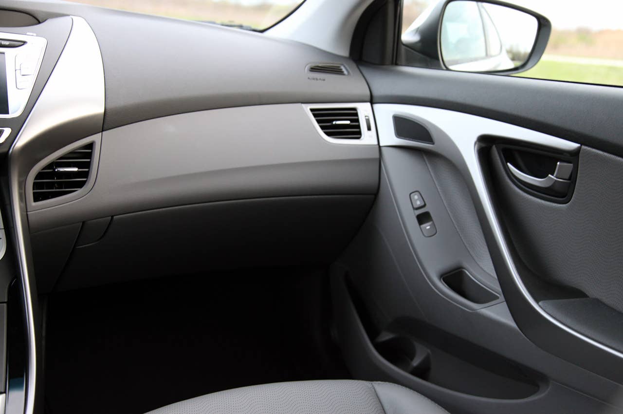 2011 Hyundai Elantra dash trim