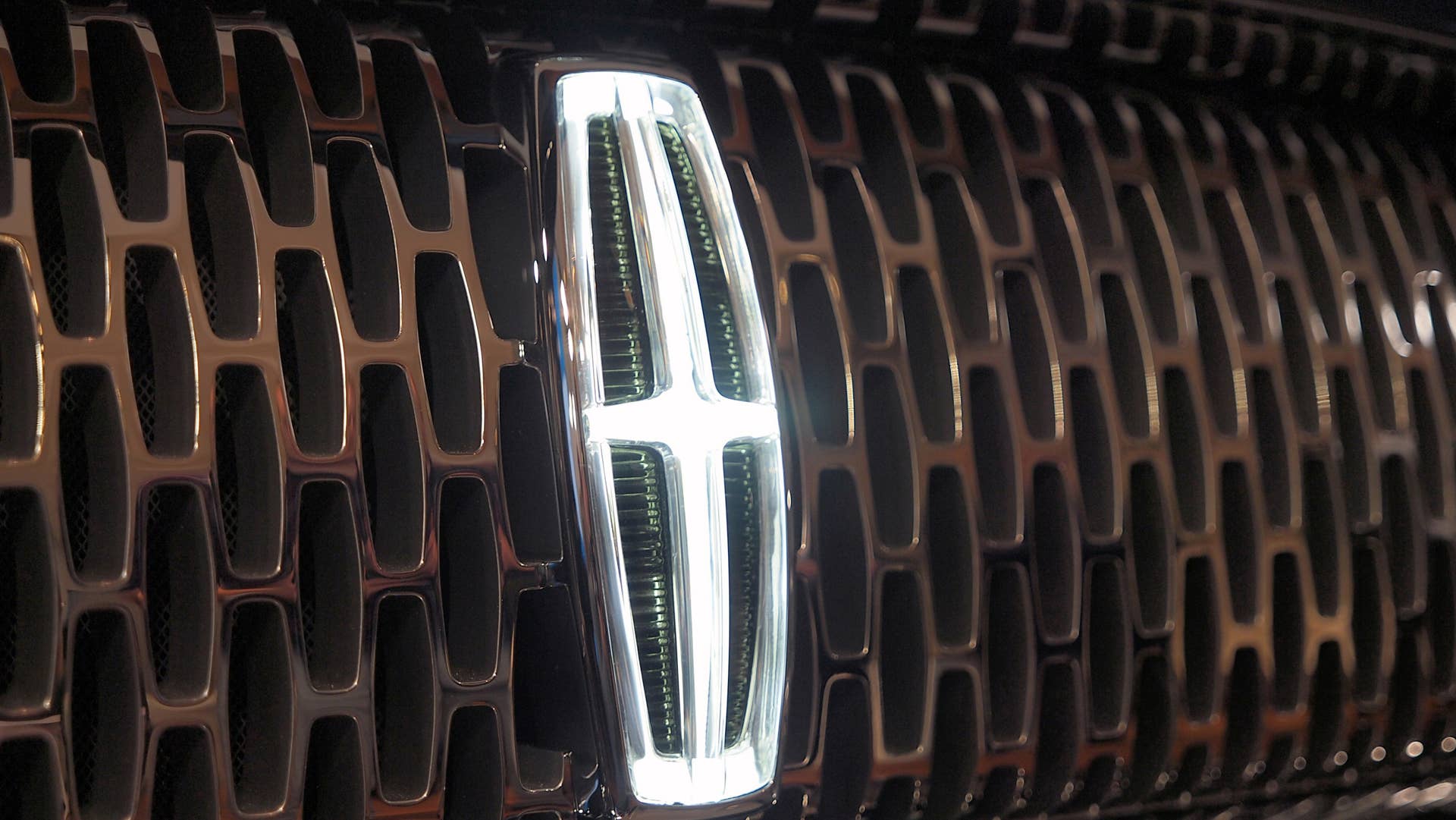 Lincoln Continental Concept front emblem lit up