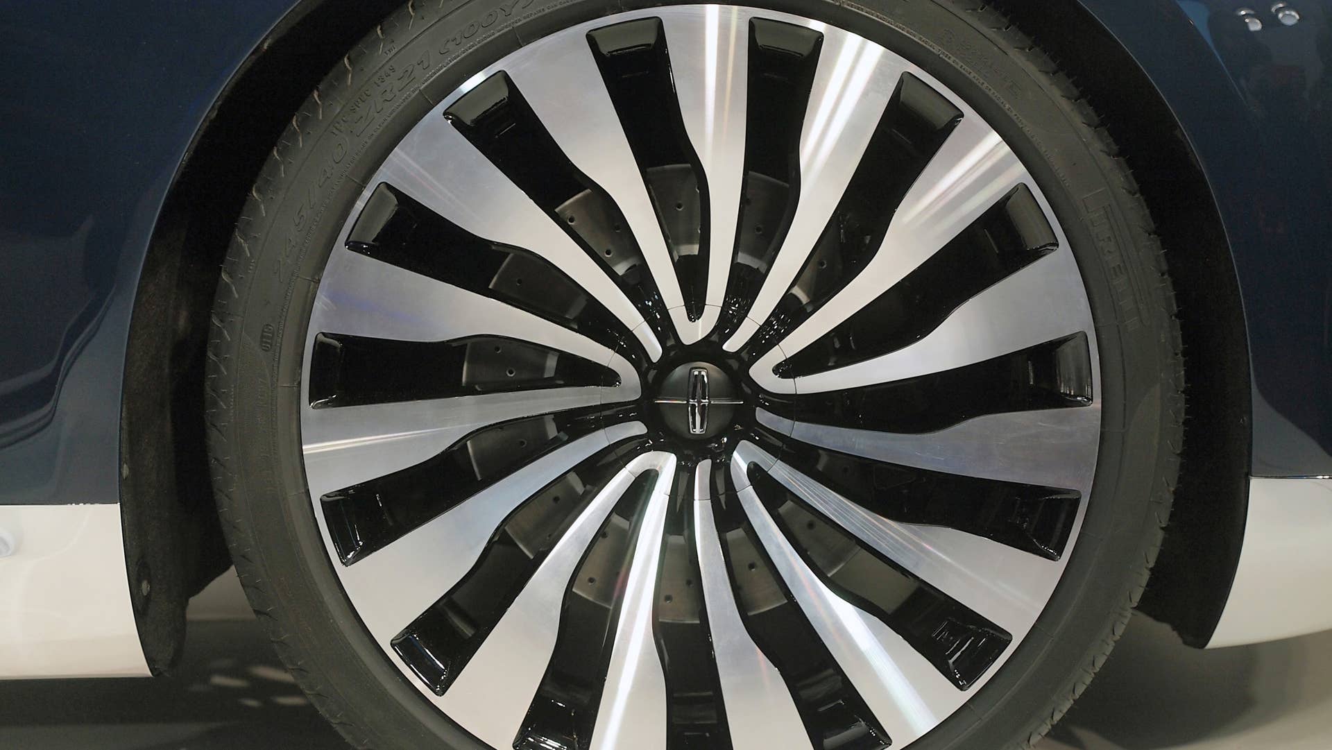 Lincoln Continental Concept wheel