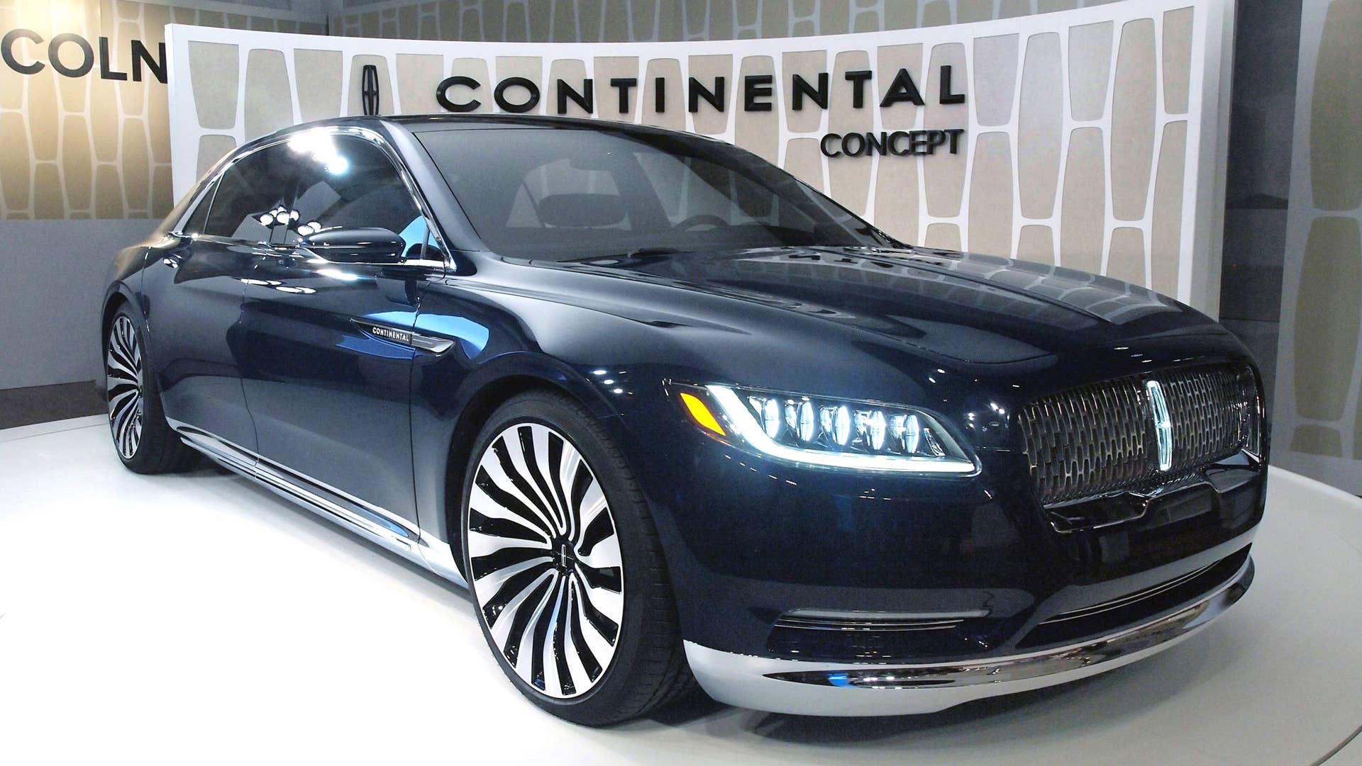 Lincoln Continental Concept front three-quarter