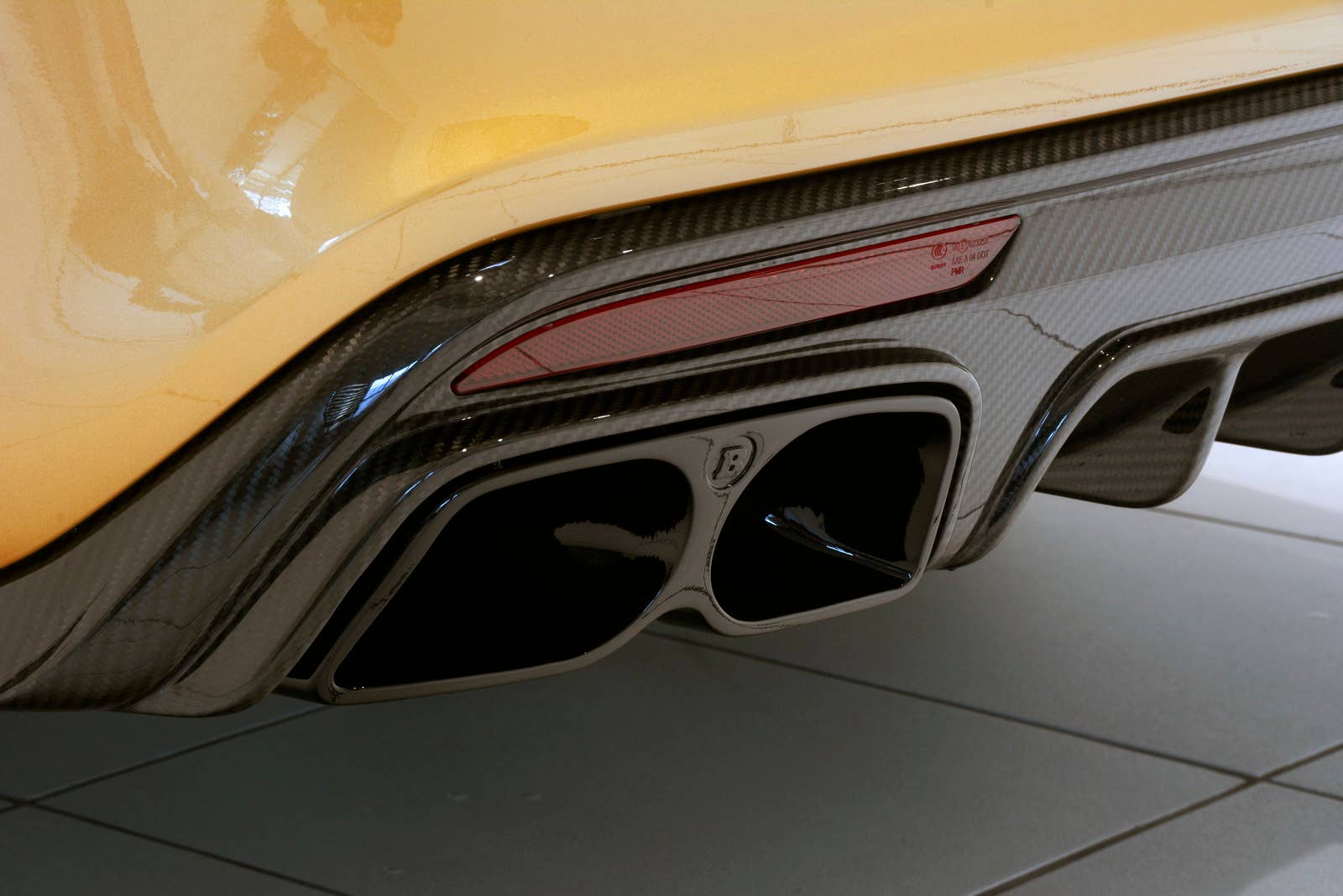 Brabus Rocket 900 Desert Gold Edition studio exhaust