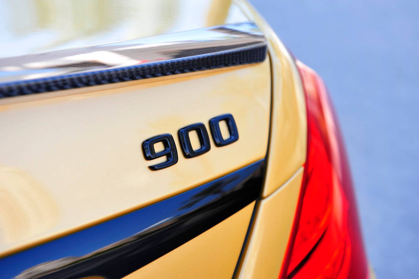 Brabus Rocket 900 Desert Gold Edition tail 900 badge