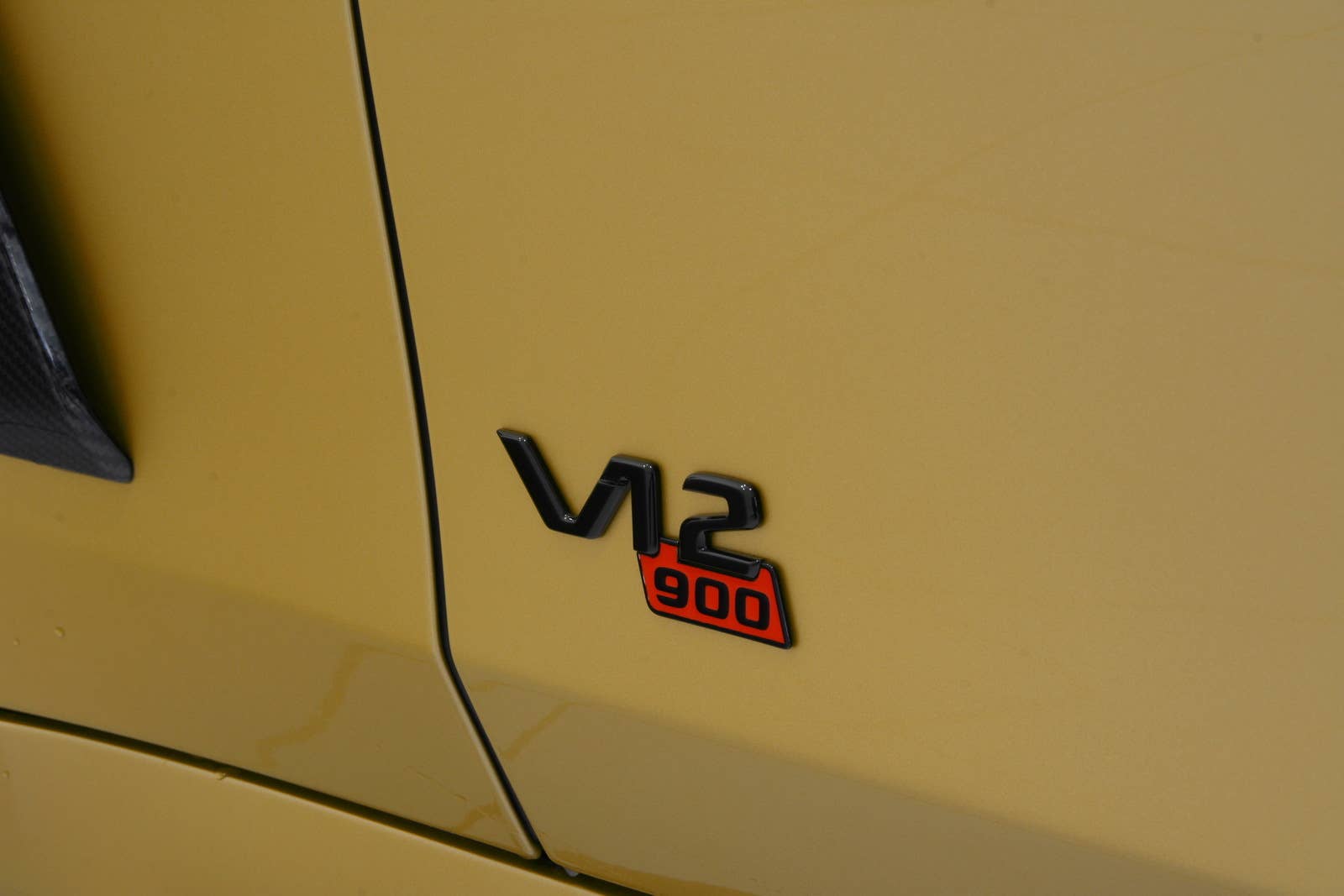 Brabus Rocket 900 Desert Gold Edition studio V12 900 badge