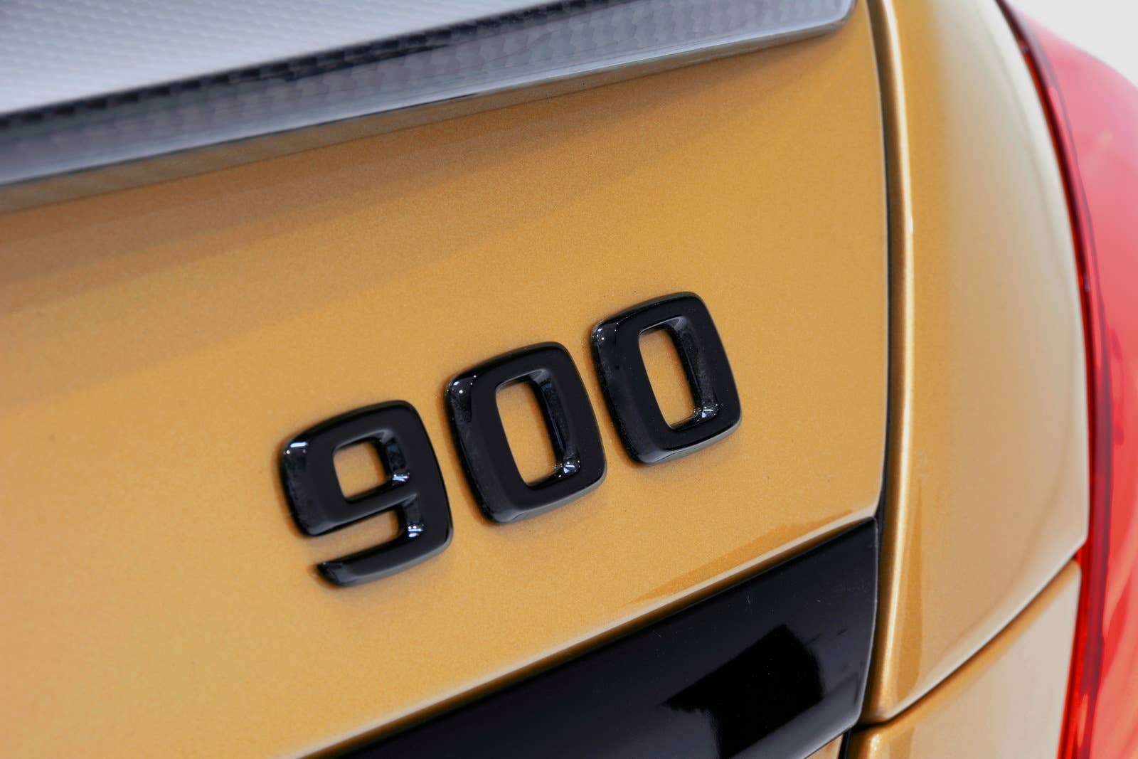 Brabus Rocket 900 Desert Gold Edition studio 900 badge