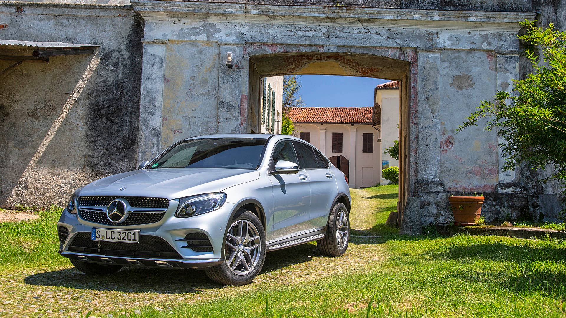 2017 Mercedes-Benz GLC300 Coupe front 3/4 view