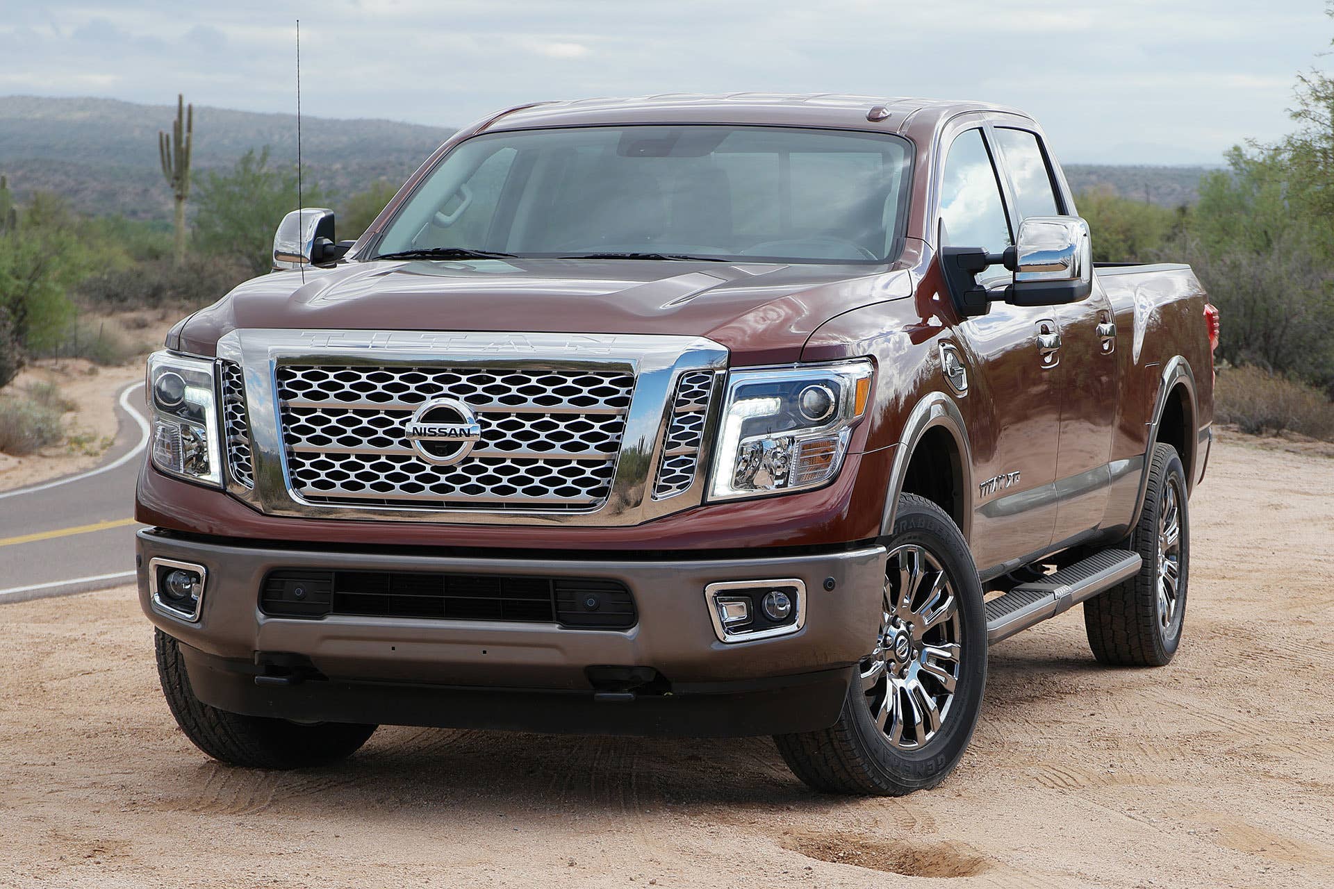 2016 Nissan Titan front 3/4 view
