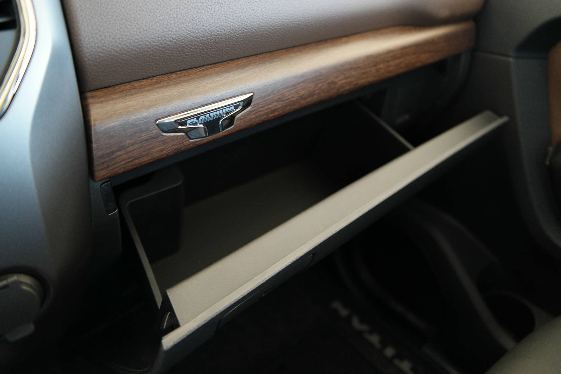 2016 Nissan Titan glove box