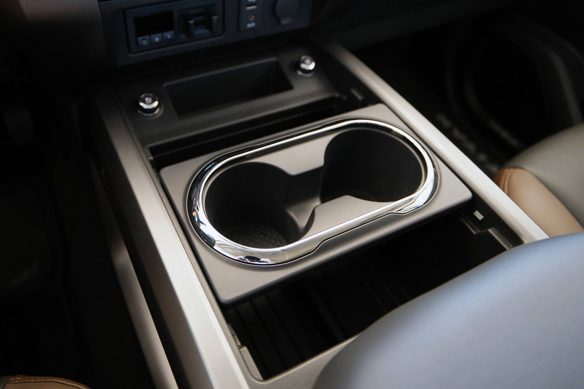 2016 Nissan Titan cup holders