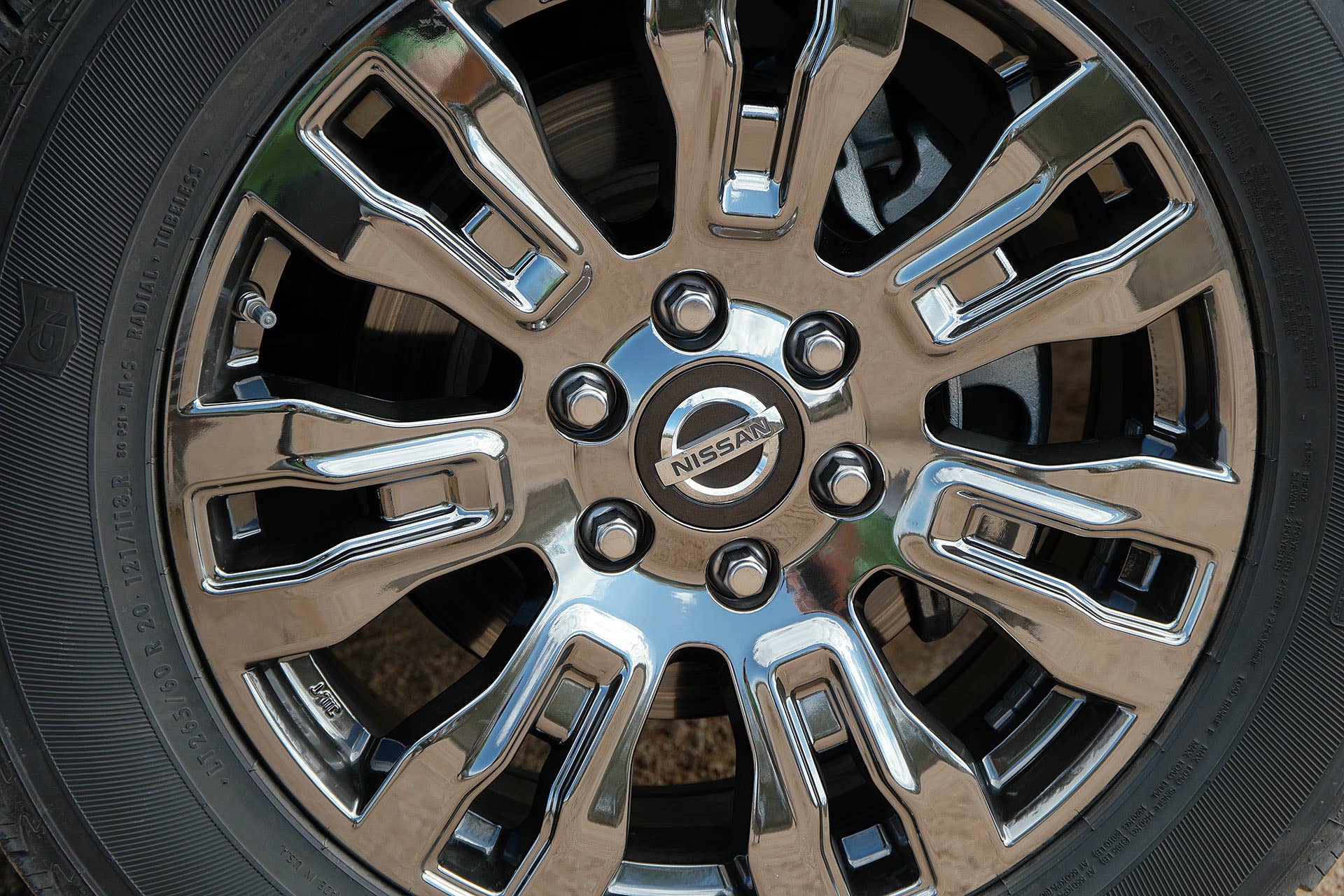 2016 Nissan Titan wheel
