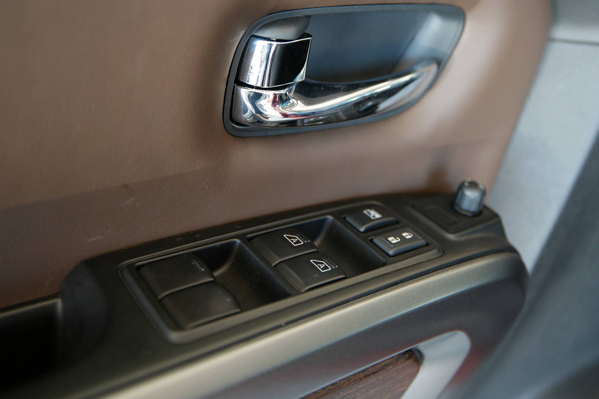 2016 Nissan Titan door controls