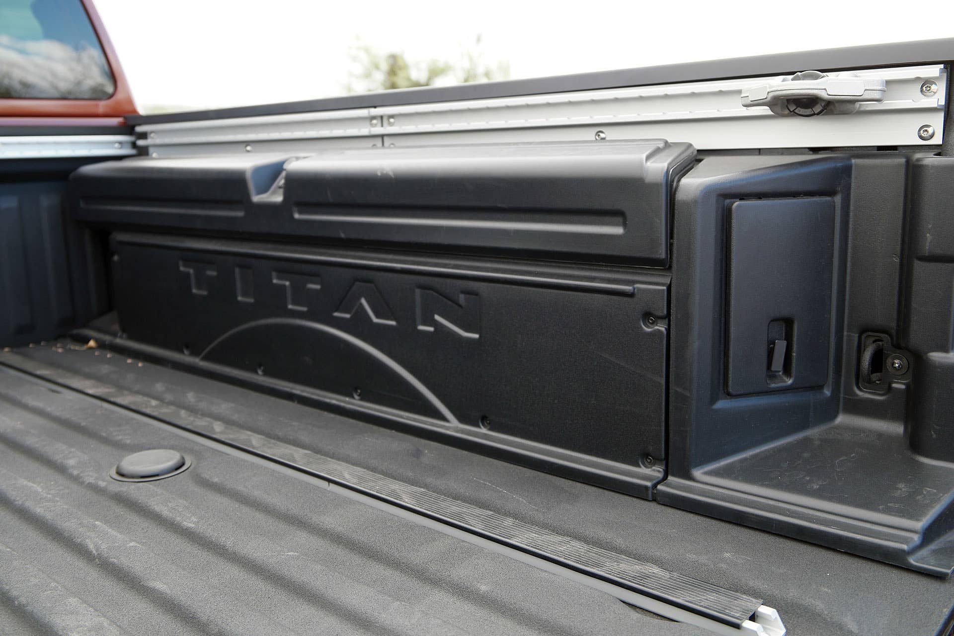 2016 Nissan Titan bed storage