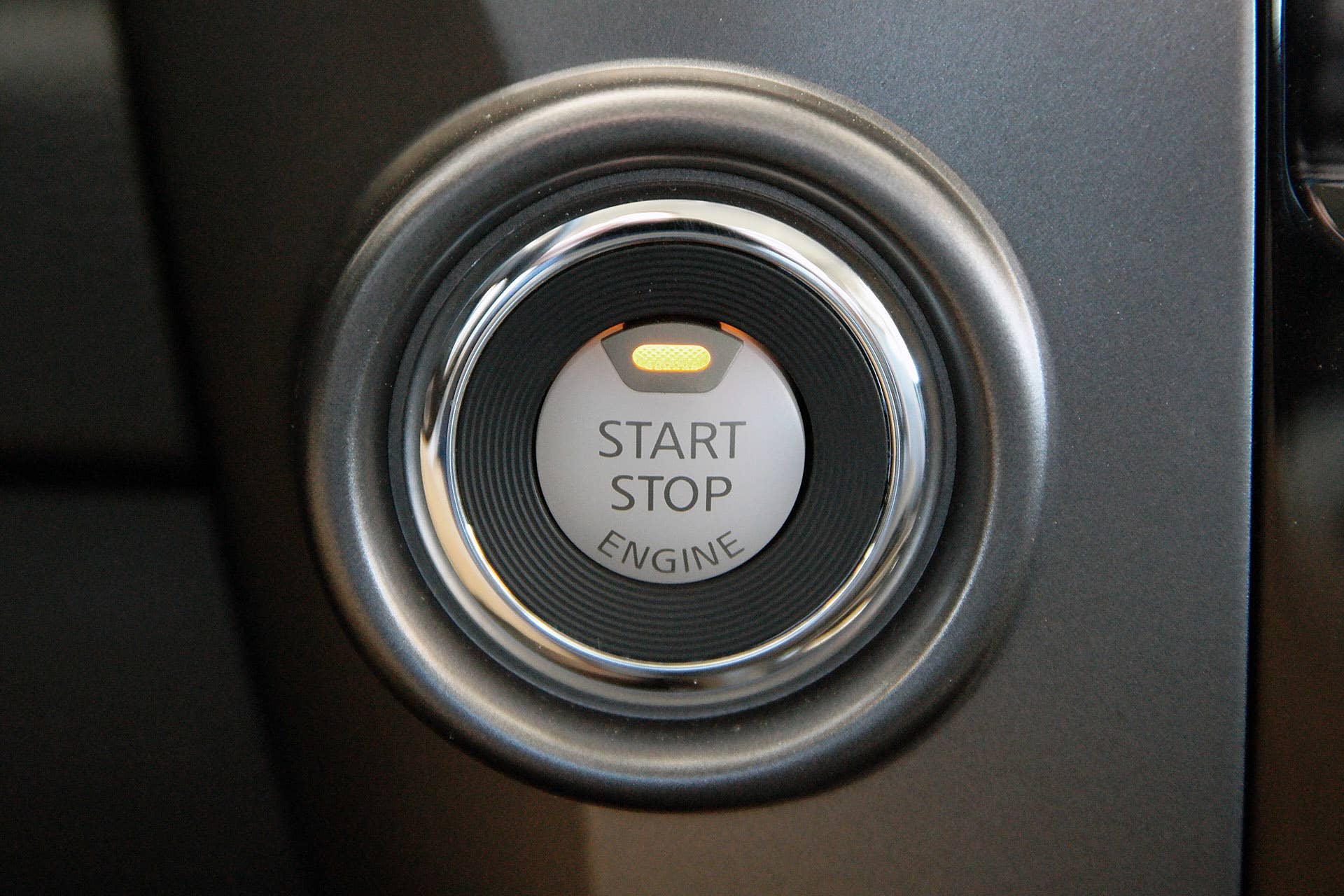 2016 Nissan Titan start button