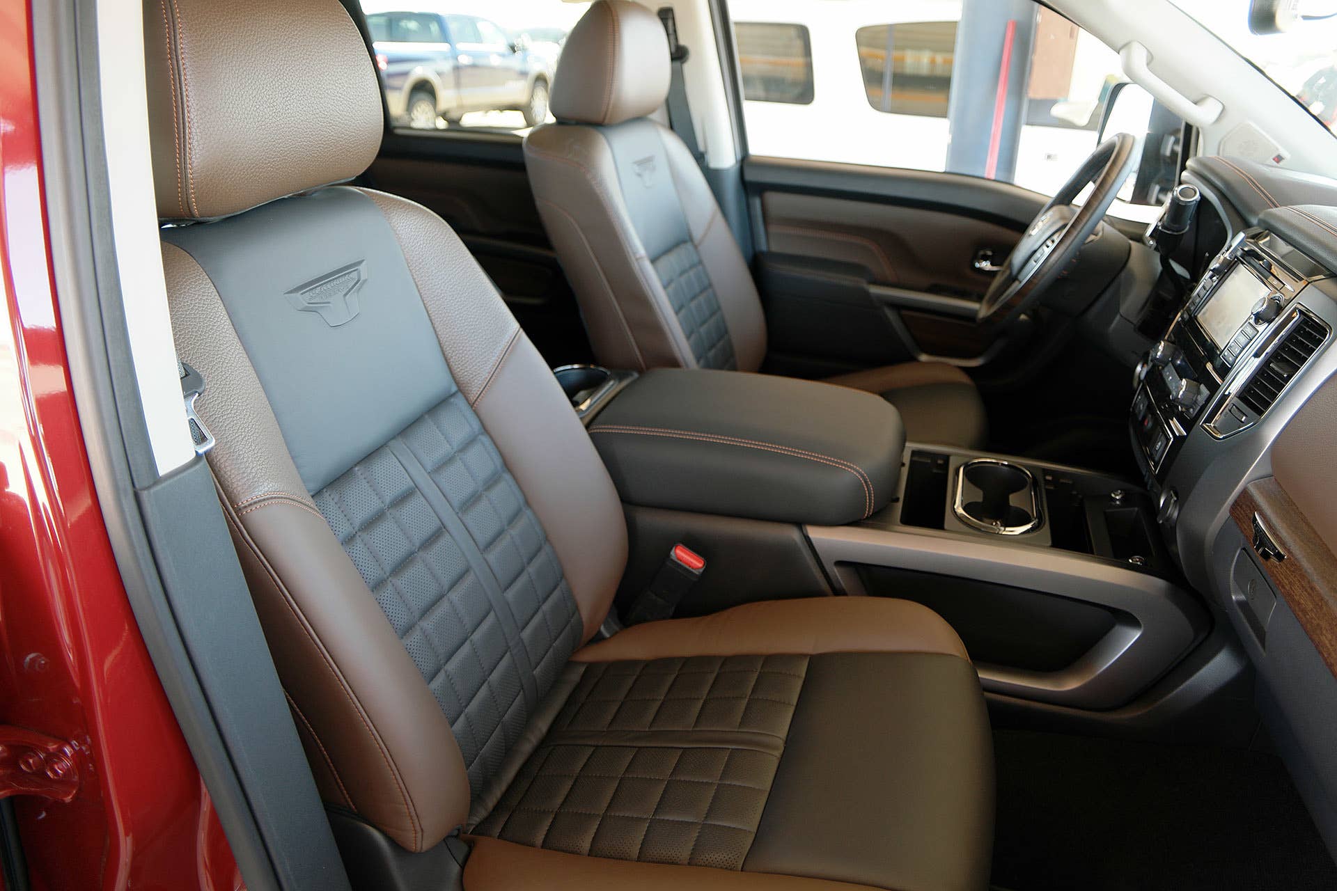 2016 Nissan Titan front seats