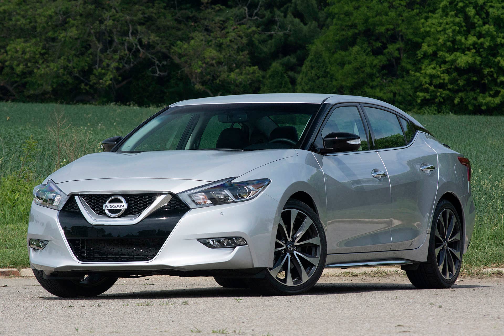 2016 Nissan Maxima front 3/4 view