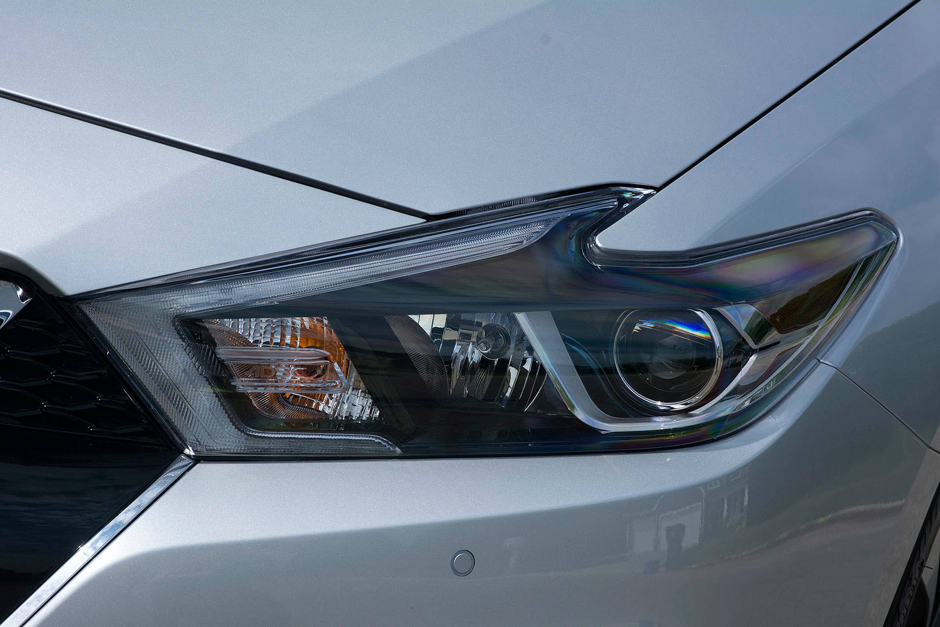 2016 Nissan Maxima headlight