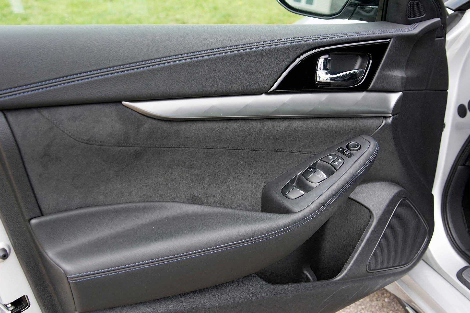 2016 Nissan Maxima door