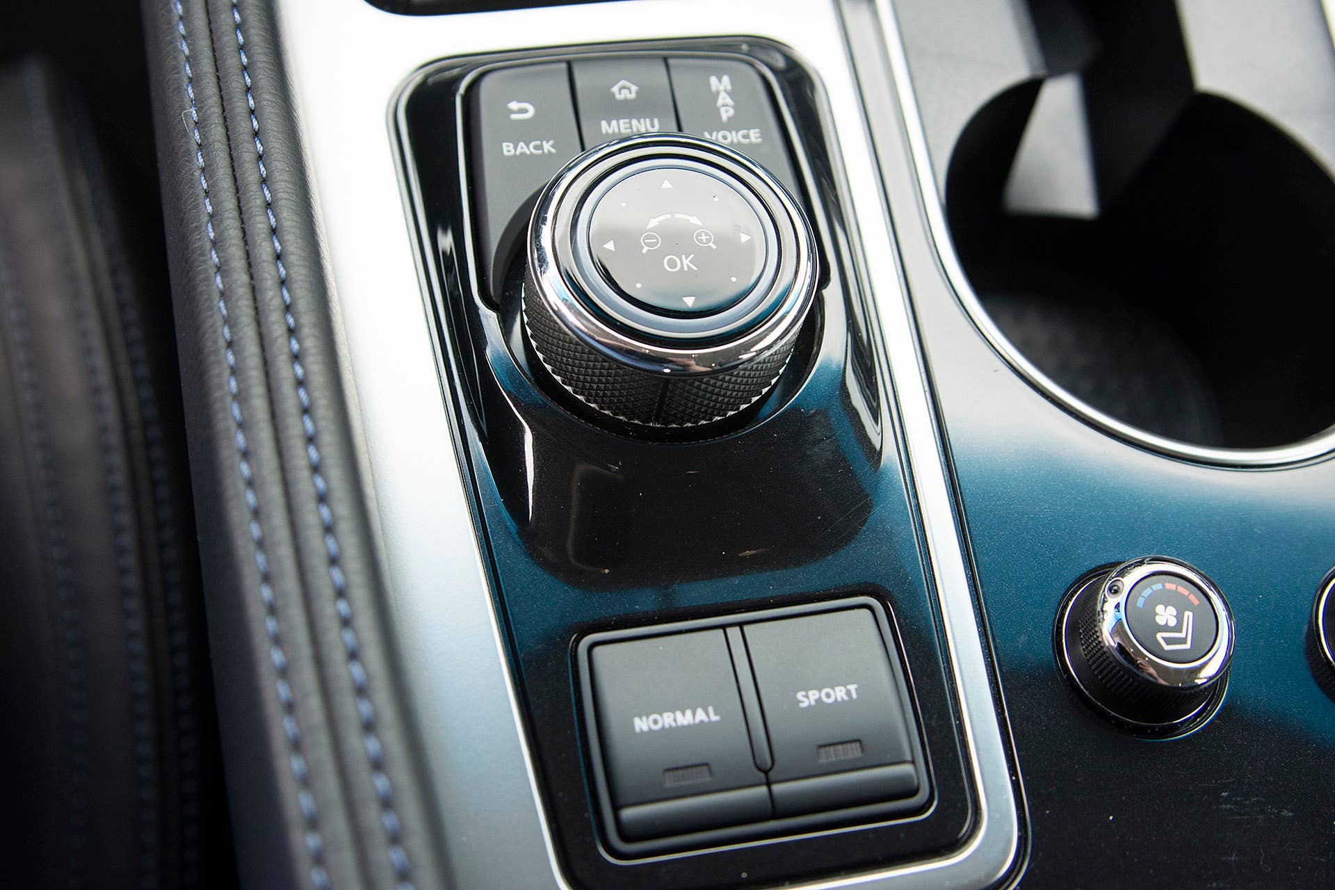 2016 Nissan Maxima multimedia system controls